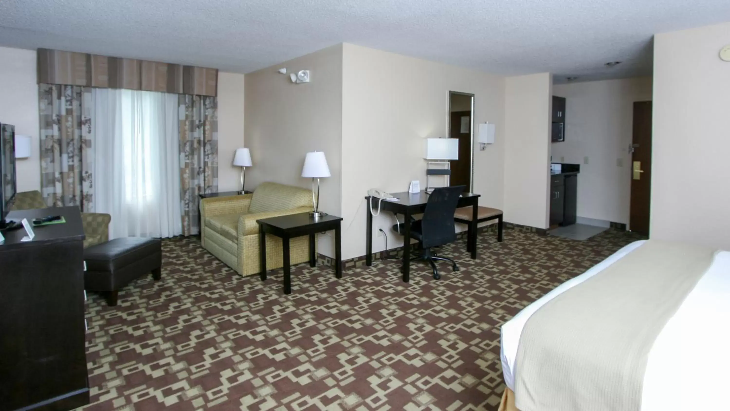 Seating Area in Country Inn & Suites by Radisson, Shelby, NC
