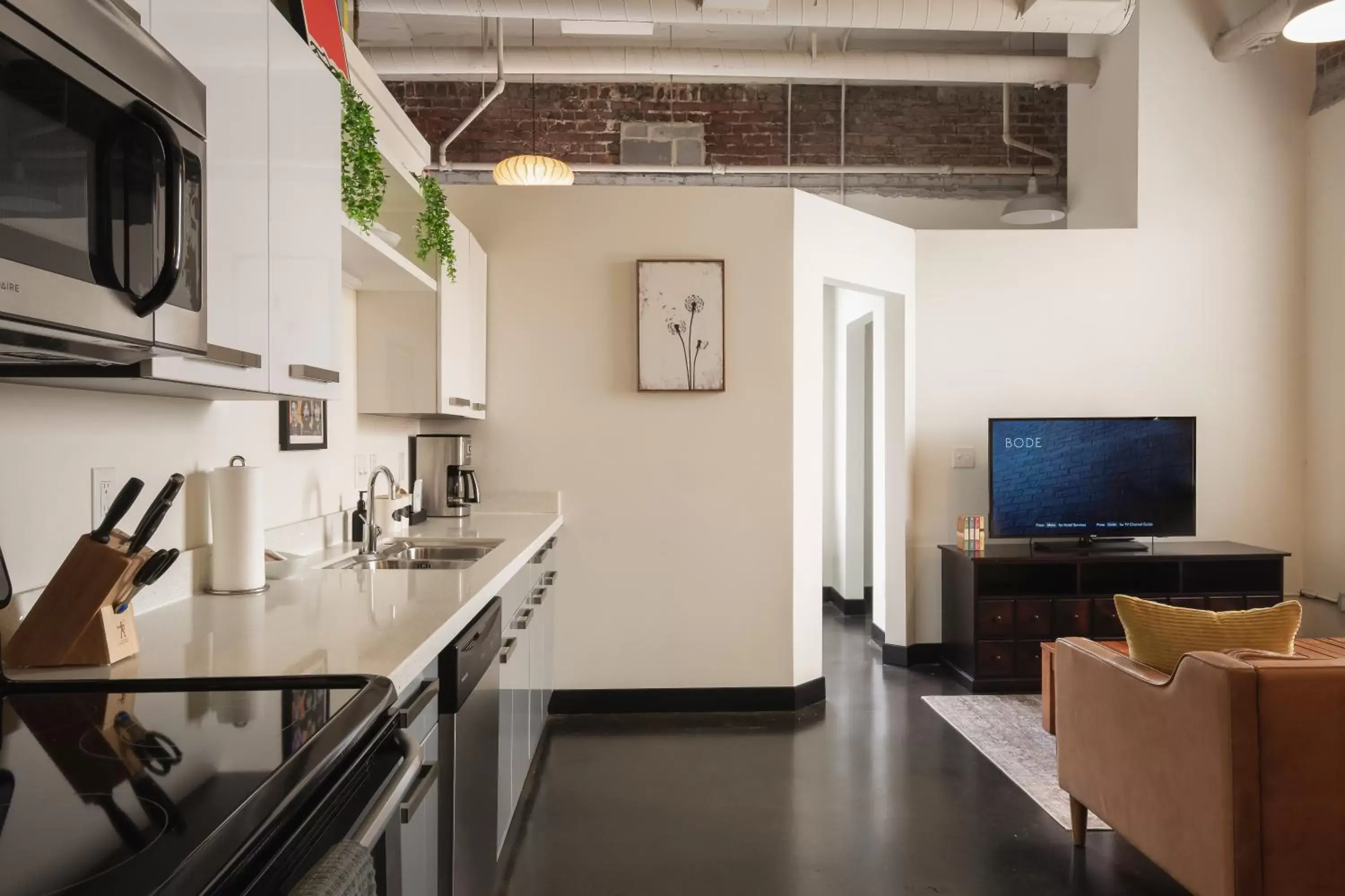 Living room, Kitchen/Kitchenette in Hotel Clemons, formerly Bode Chattanooga