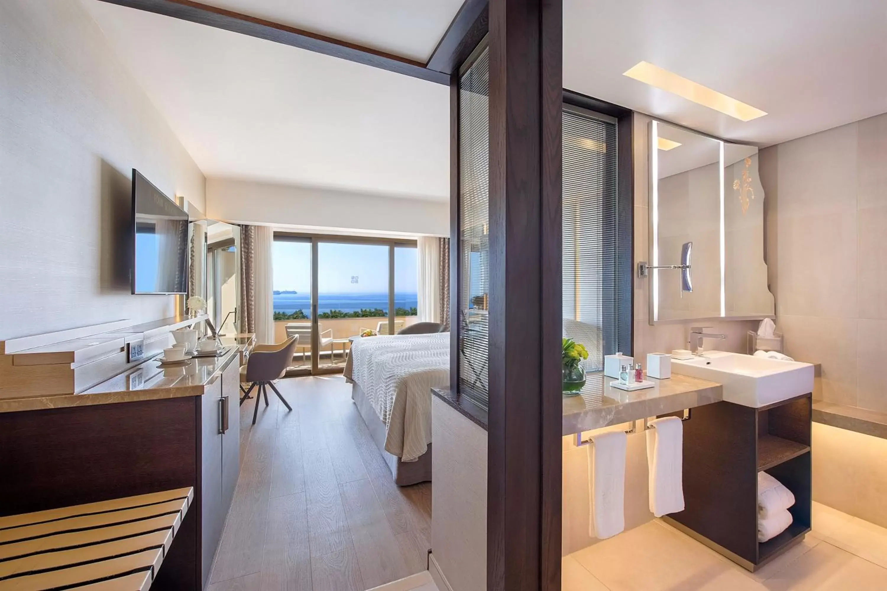 Bedroom, Bathroom in Four Seasons Hotel