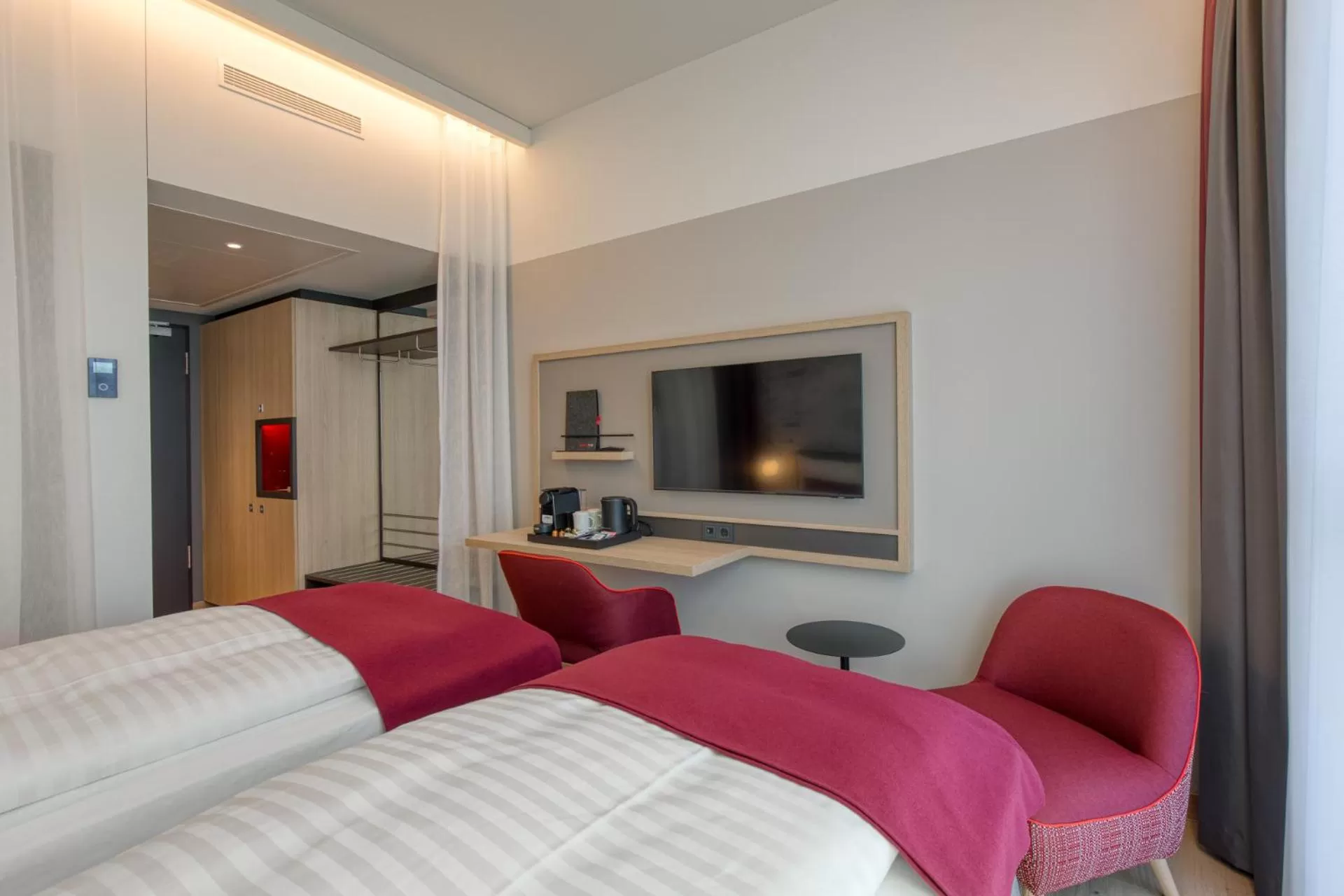 Photo of the whole room, Bed in IntercityHotel Berlin Airport BER Terminal 1 & 2