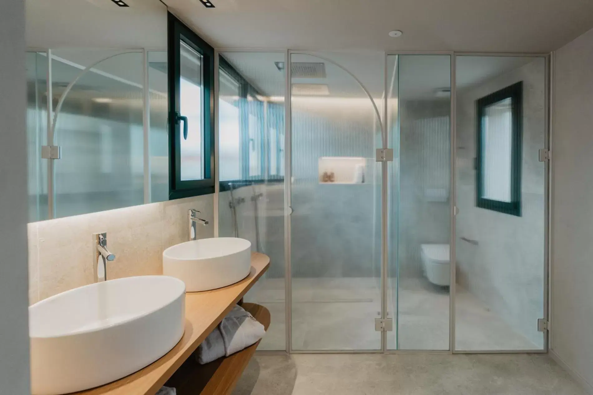 Shower, Bathroom in Hotel Boutique Petit Luxe