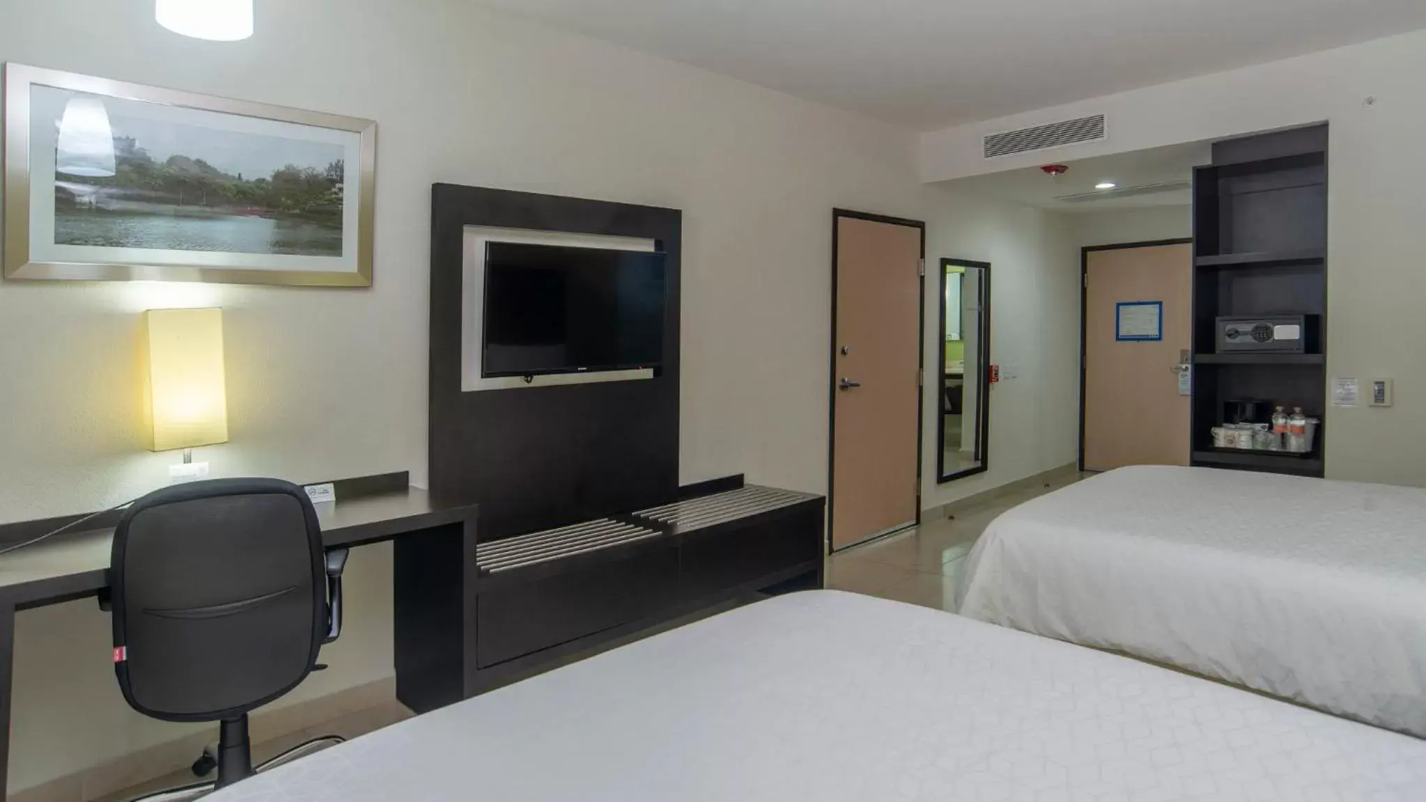 Photo of the whole room, TV/Entertainment Center in Holiday Inn Express Xalapa