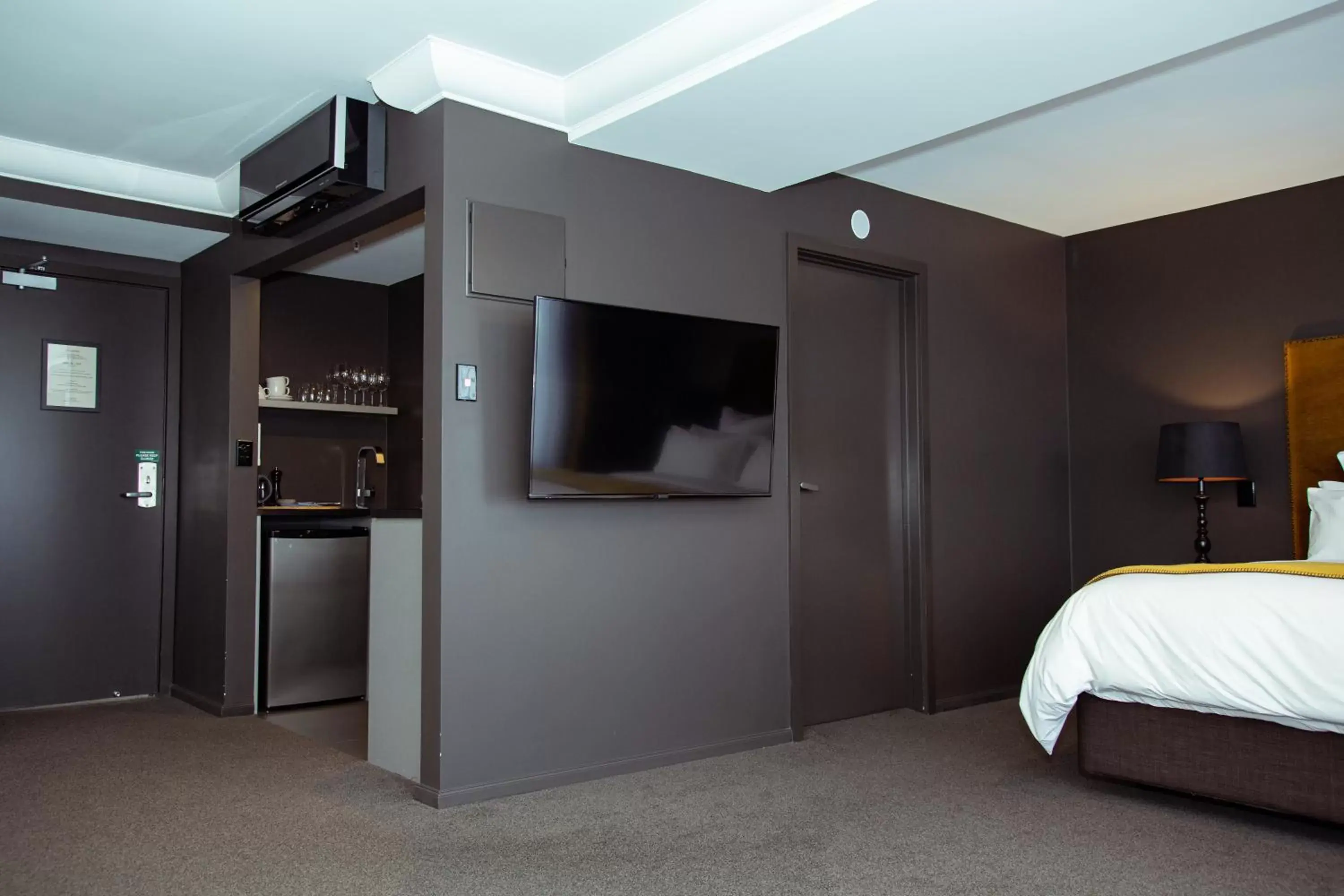 TV and multimedia, TV/Entertainment Center in Hotel Montreal