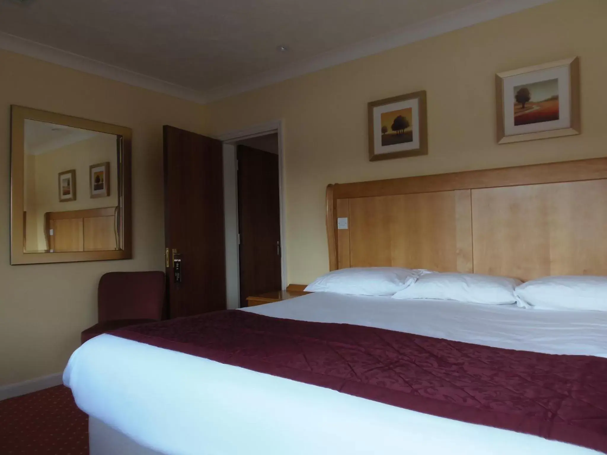 Bed in Lakeside International Hotel