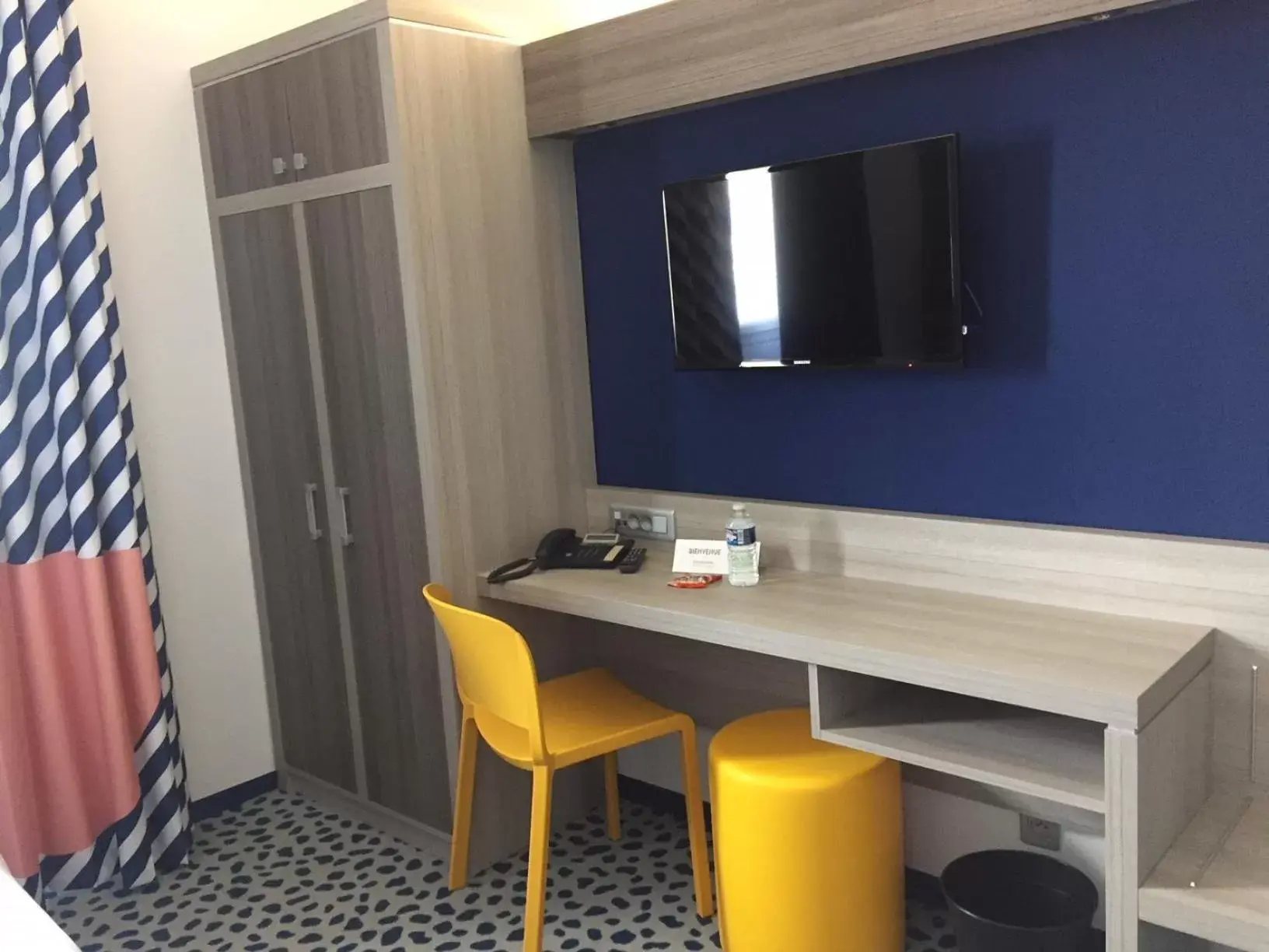 Photo of the whole room, TV/Entertainment Center in ibis Styles Marseille Plan de Campagne