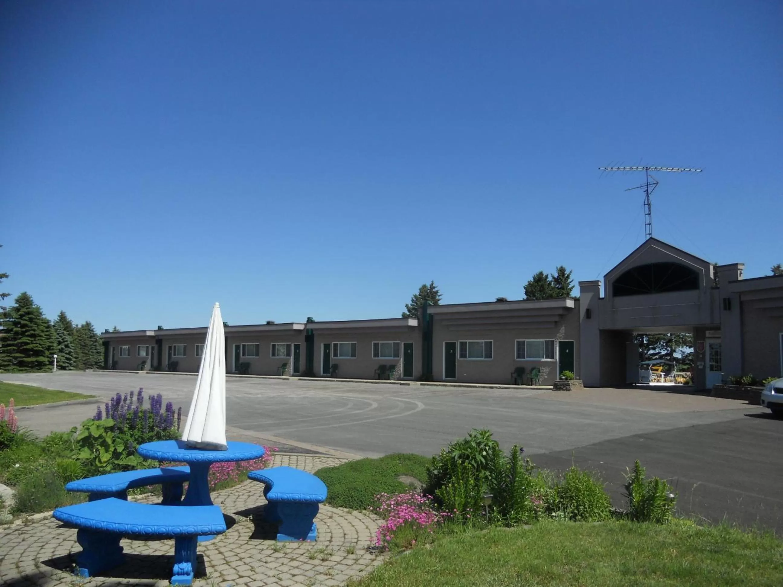 Spring in Motel Normandie