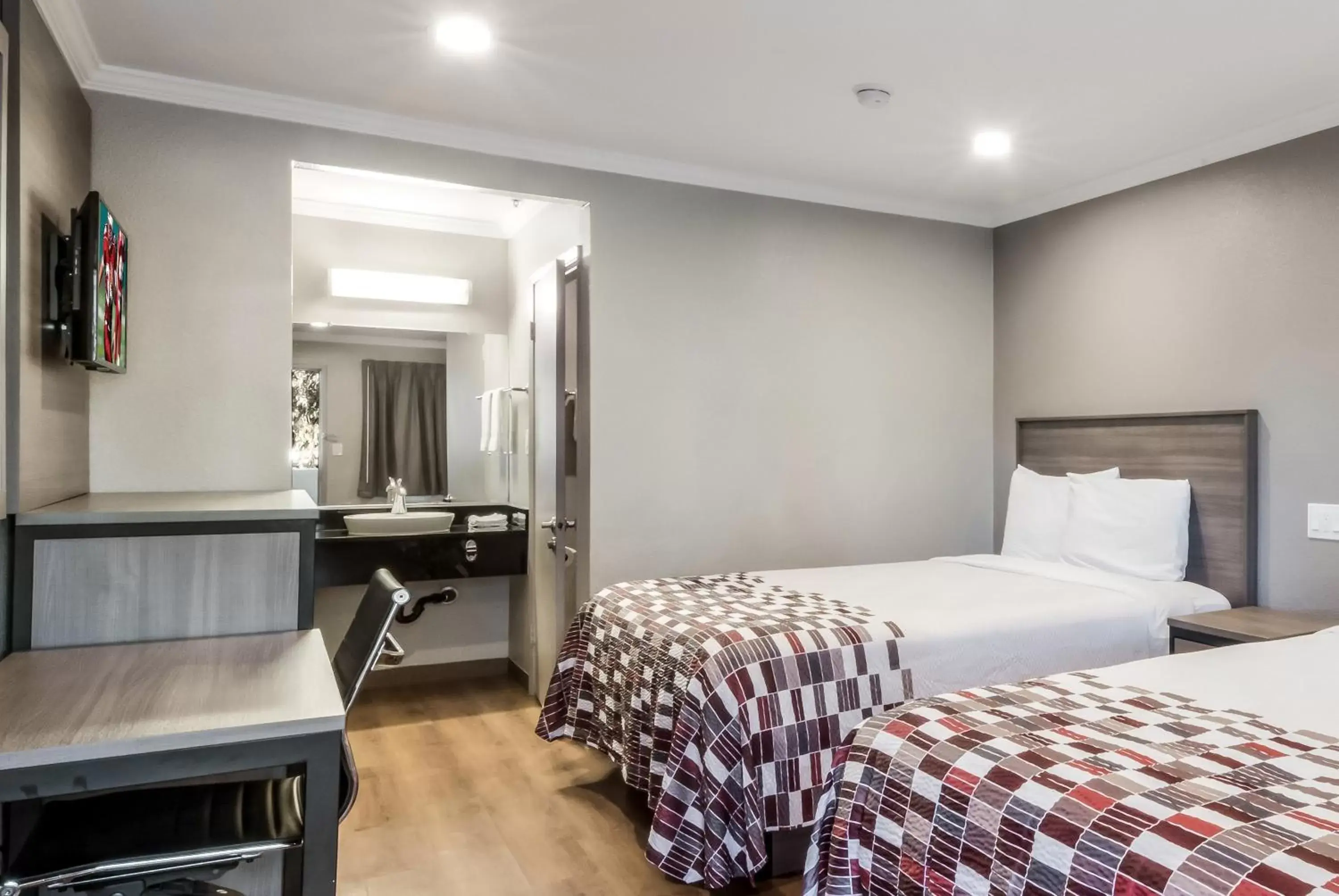 Queen Room with Two Queen Beds - Non-Smoking in Econo Lodge Queen Room with Two Queen Beds - Non-Smoking in Econo Lodge