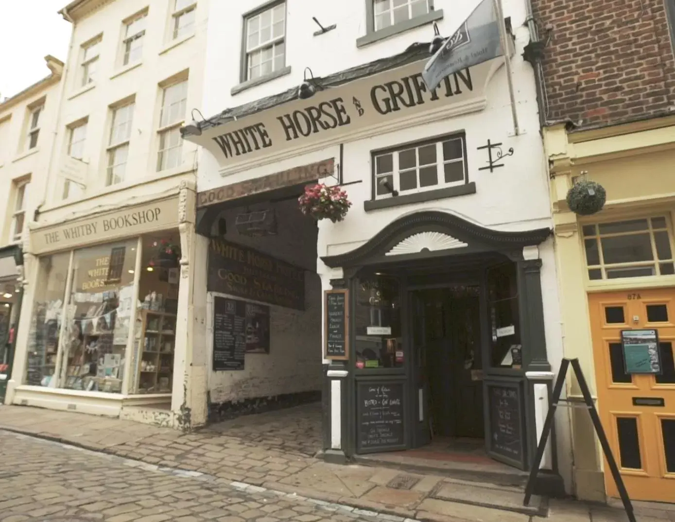 Facade/entrance in White Horse & Griffin