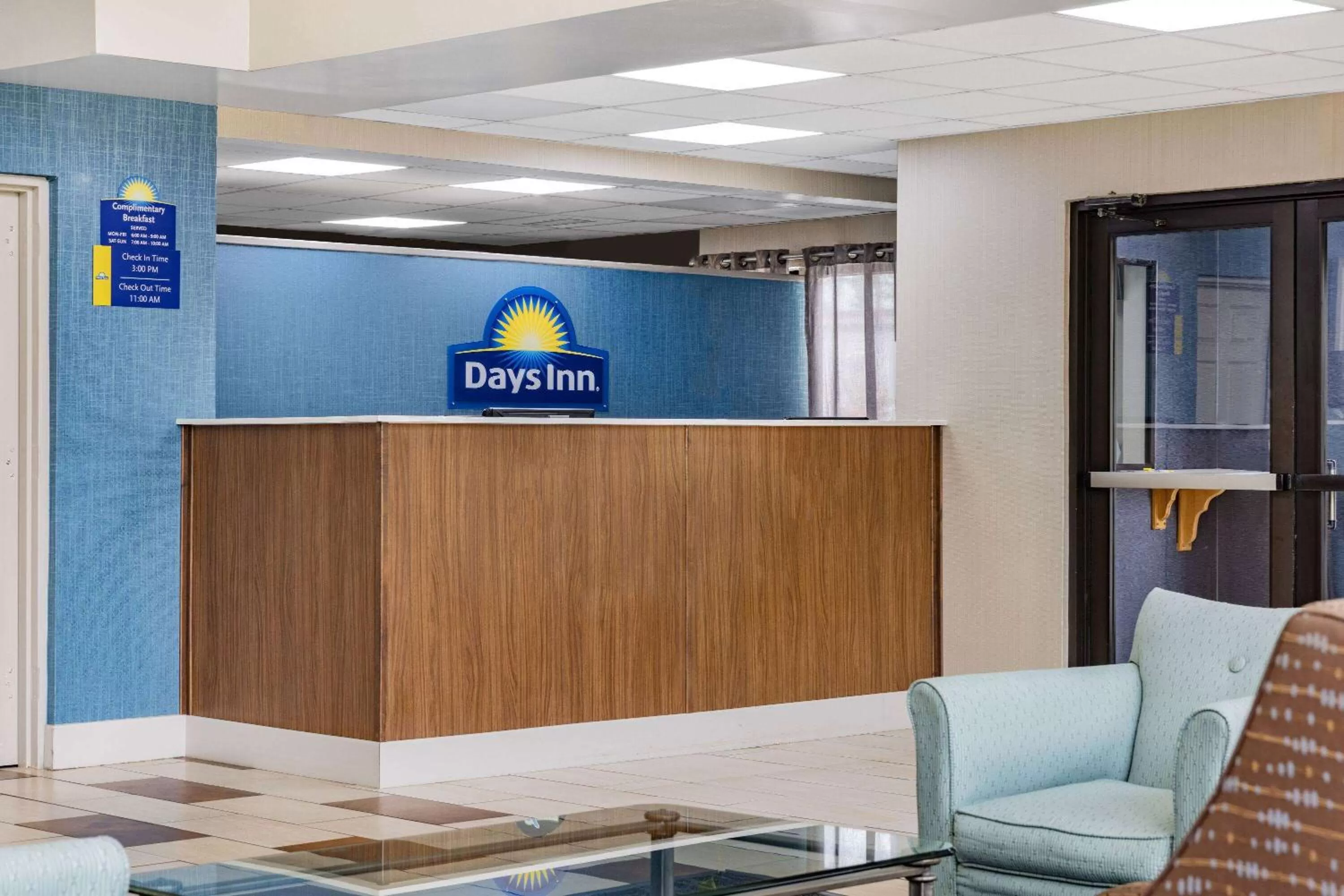 Lobby or reception in Days Inn & Suites by Wyndham Savannah Midtown