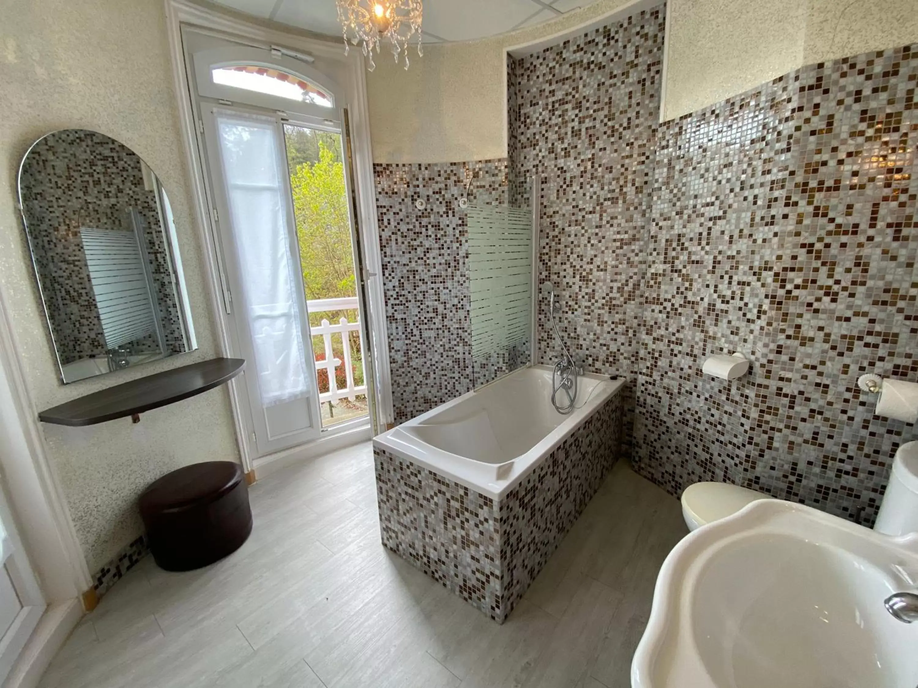 Bathroom in BRIT HOTEL & SPA Le Roc au Chien