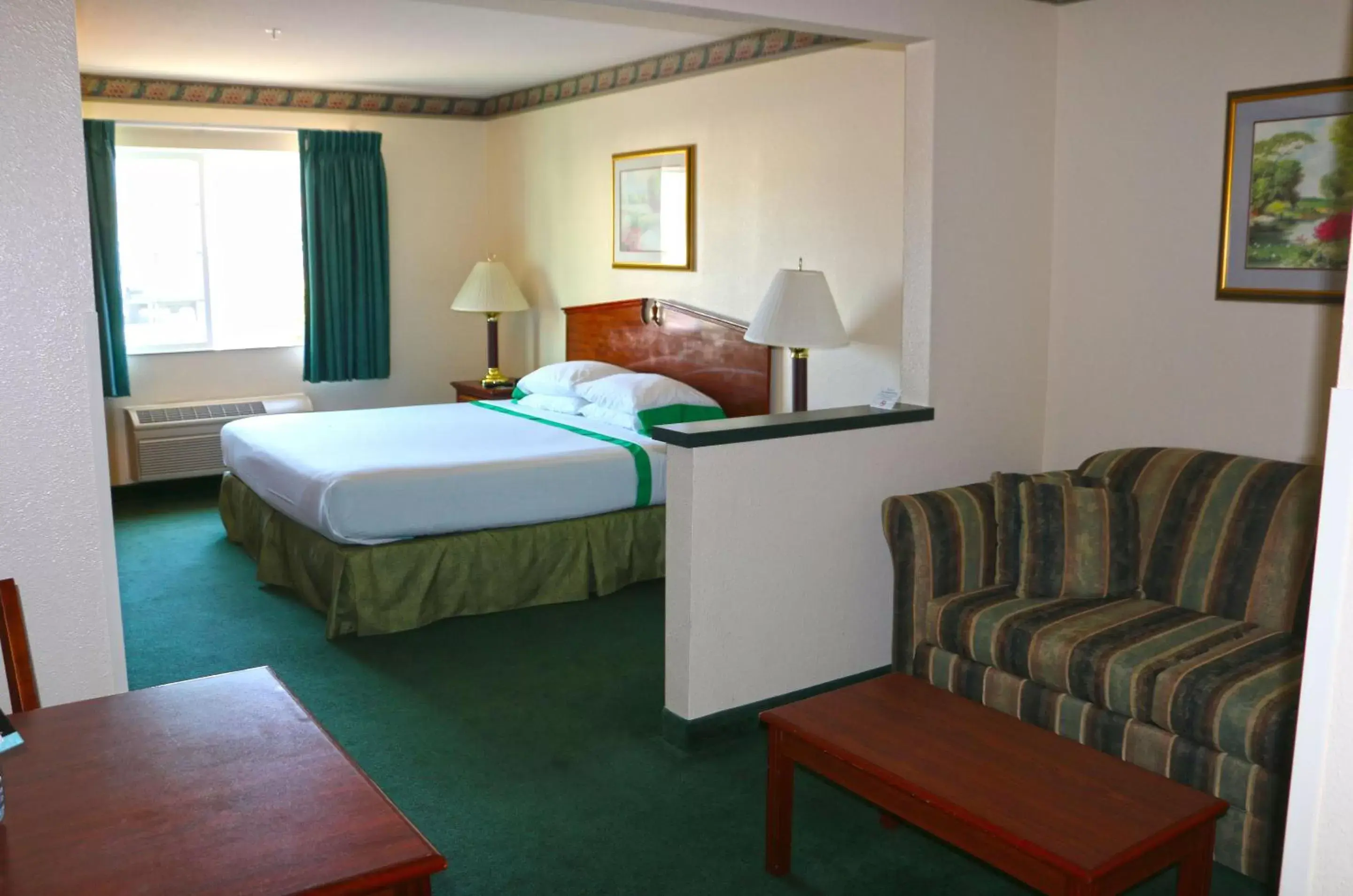 Bedroom, Bed in GuestHouse Inn & Suites Kelso/Longview