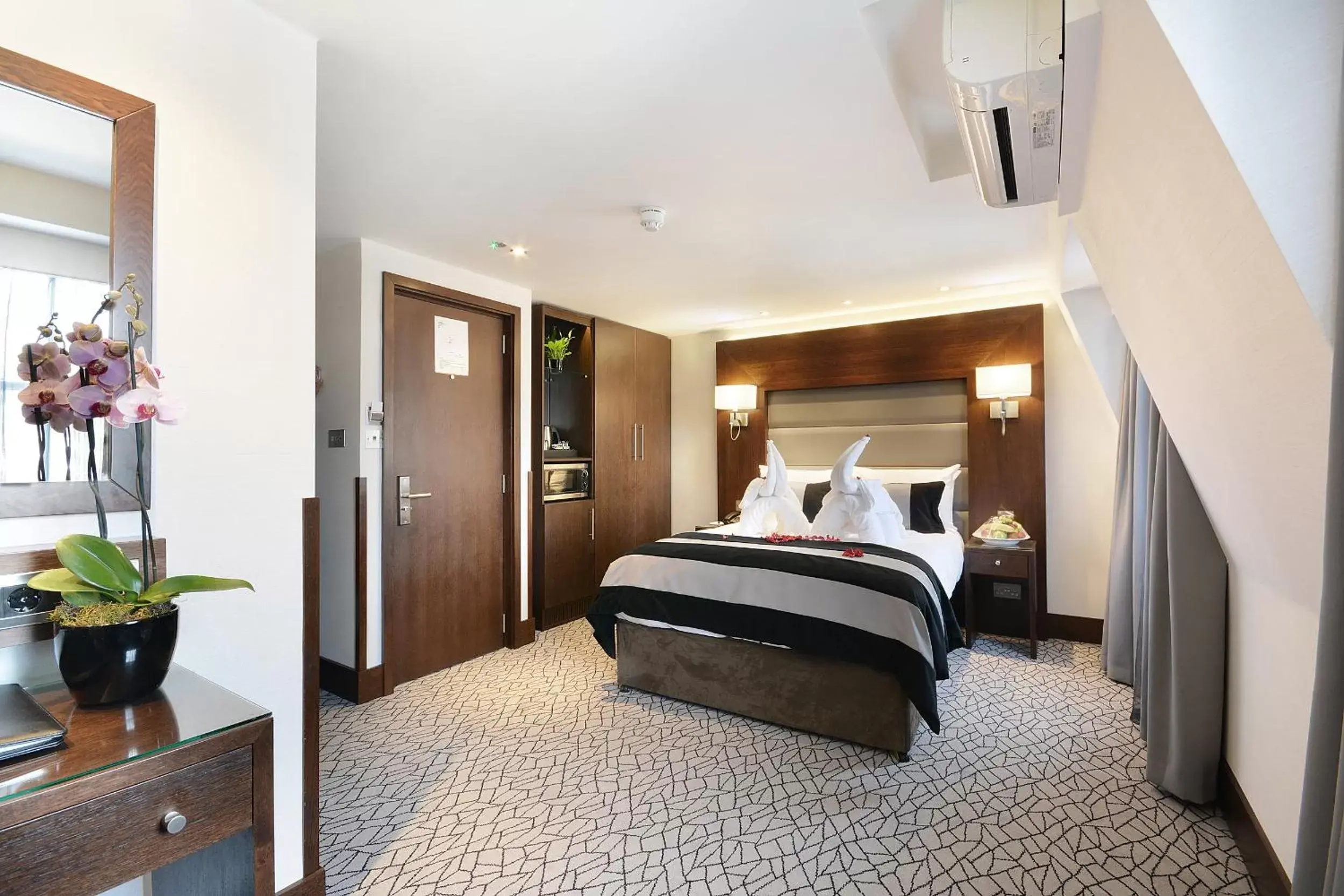 Bedroom, Bed in Park Grand London Lancaster Gate