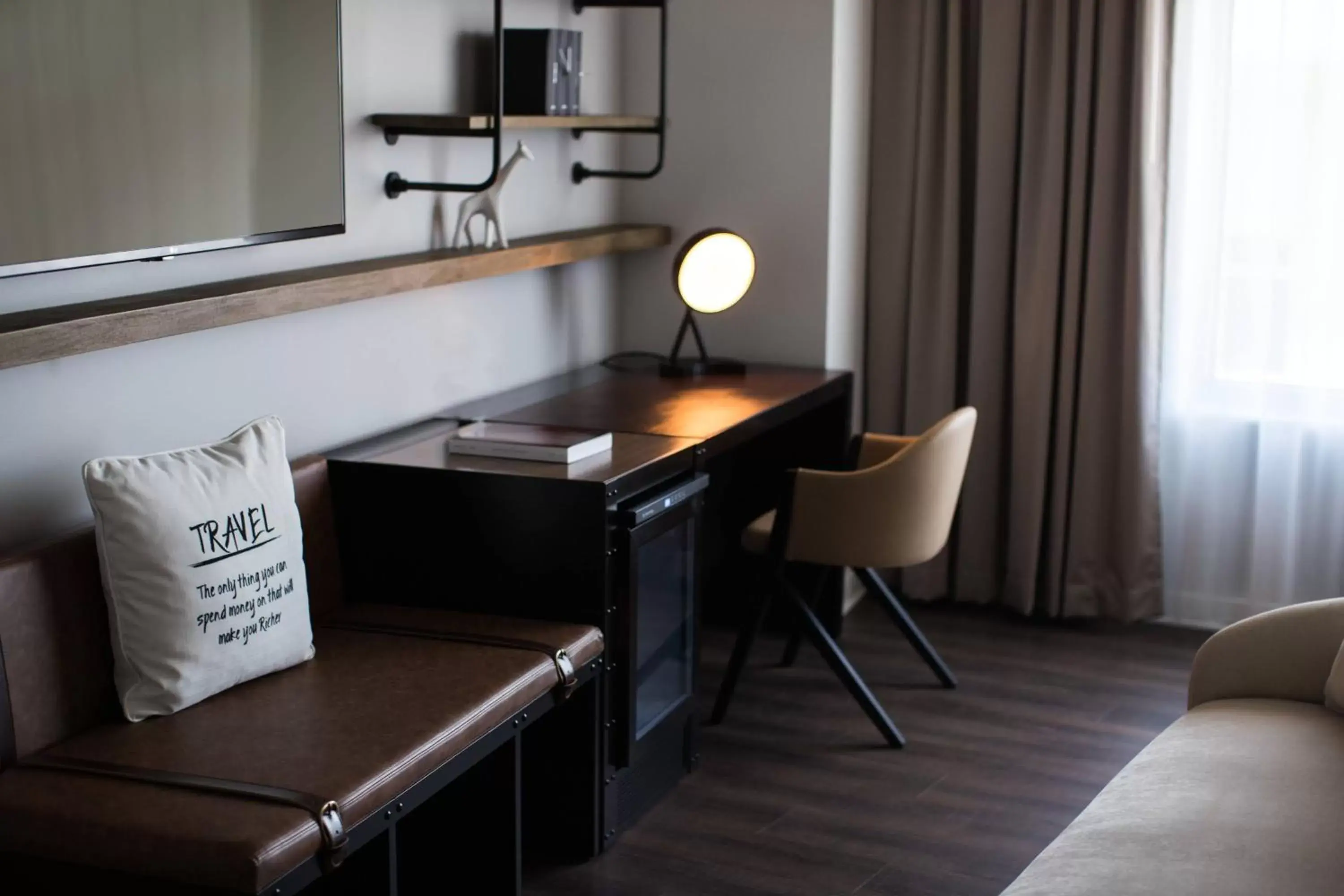 Photo of the whole room, Seating Area in Renaissance Atlanta Airport Gateway Hotel