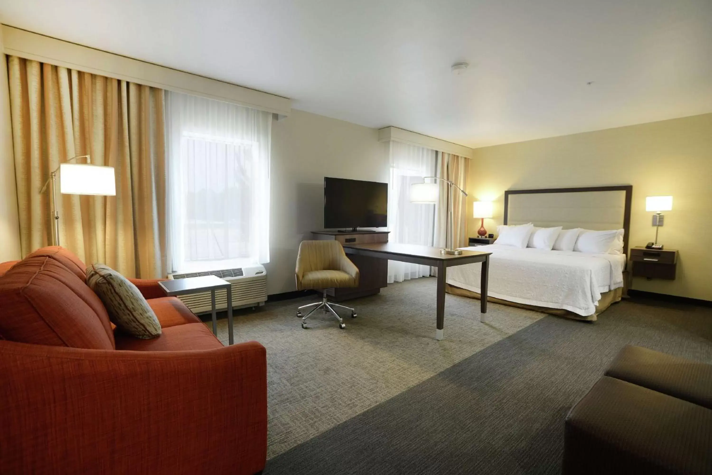 Bedroom, Seating Area in Hampton Inn & Suites Ponca City