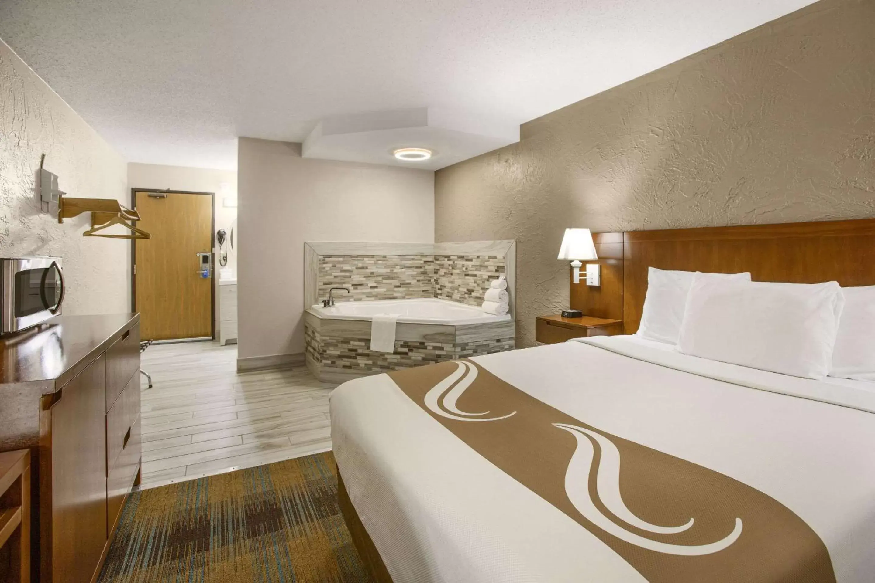Bedroom, Bed in Rodeway Inn & Suites Grand Rapids Southeast Bedroom, Bed in Rodeway Inn & Suites Grand Rapids Southeast