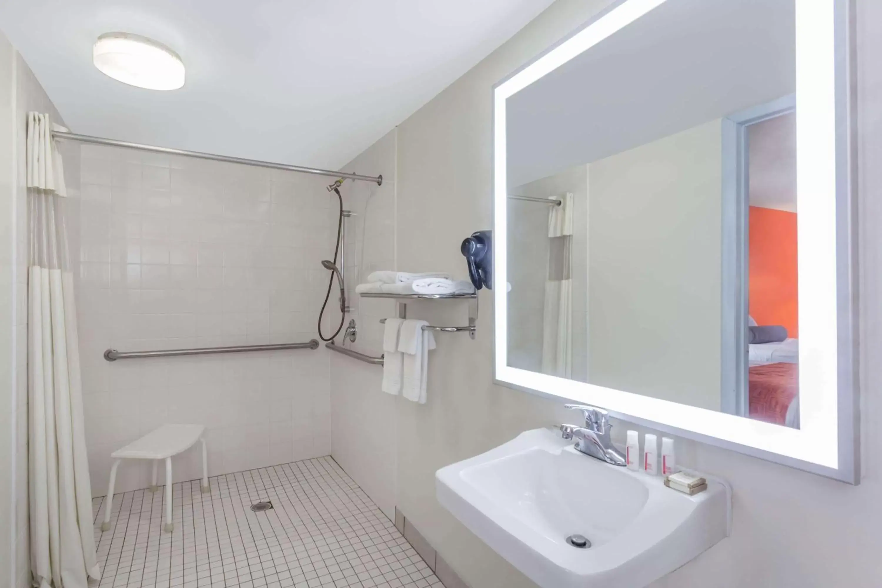 Photo of the whole room, Bathroom in Howard Johnson by Wyndham Vero Beach/I-95