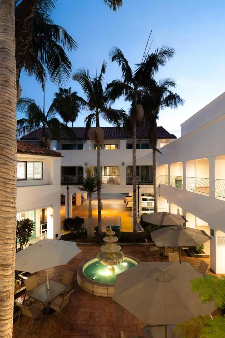 Swimming Pool in Casablanca Inn