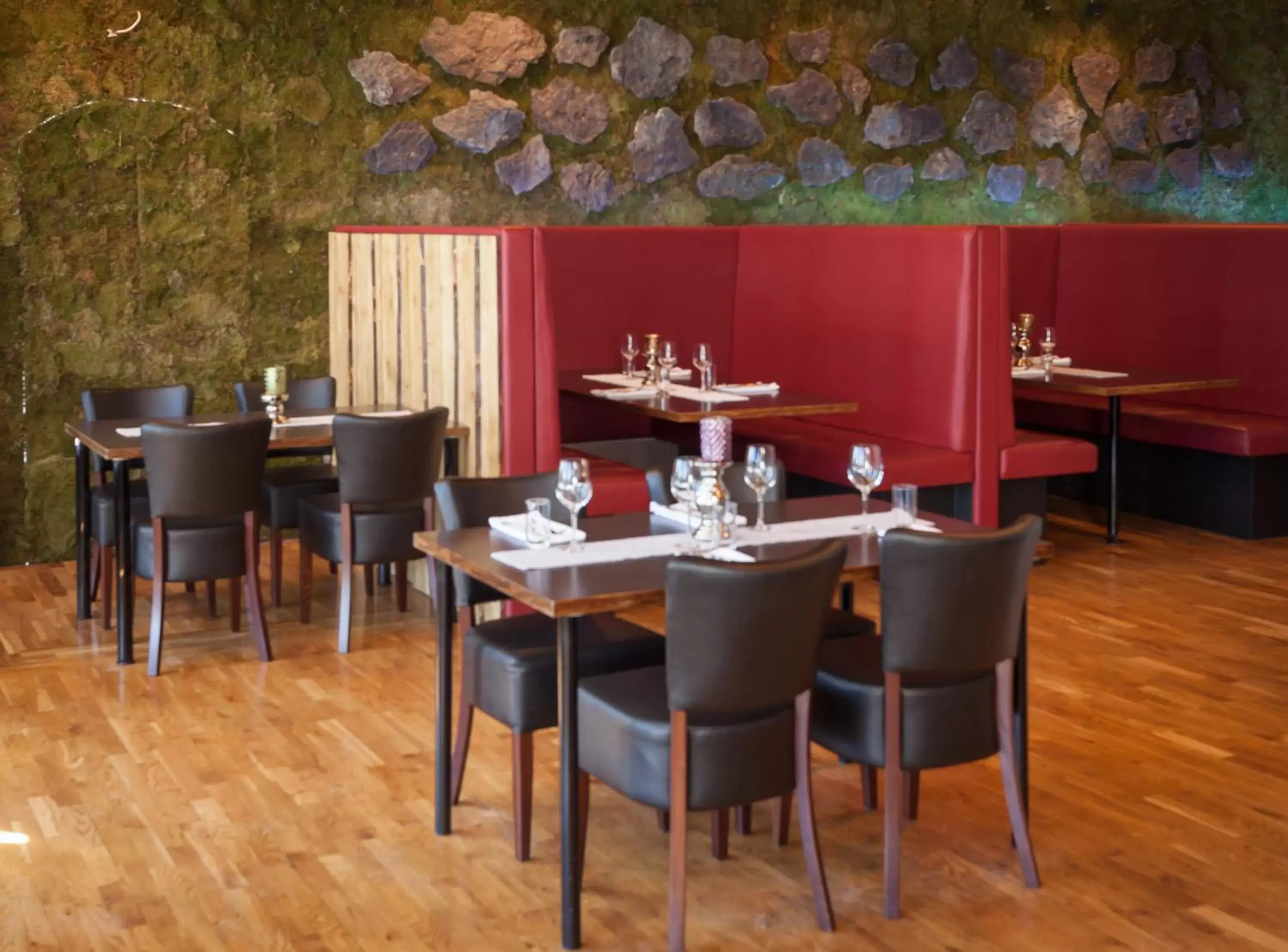 Restaurant/Places to Eat in Hotel Vestmannaeyjar