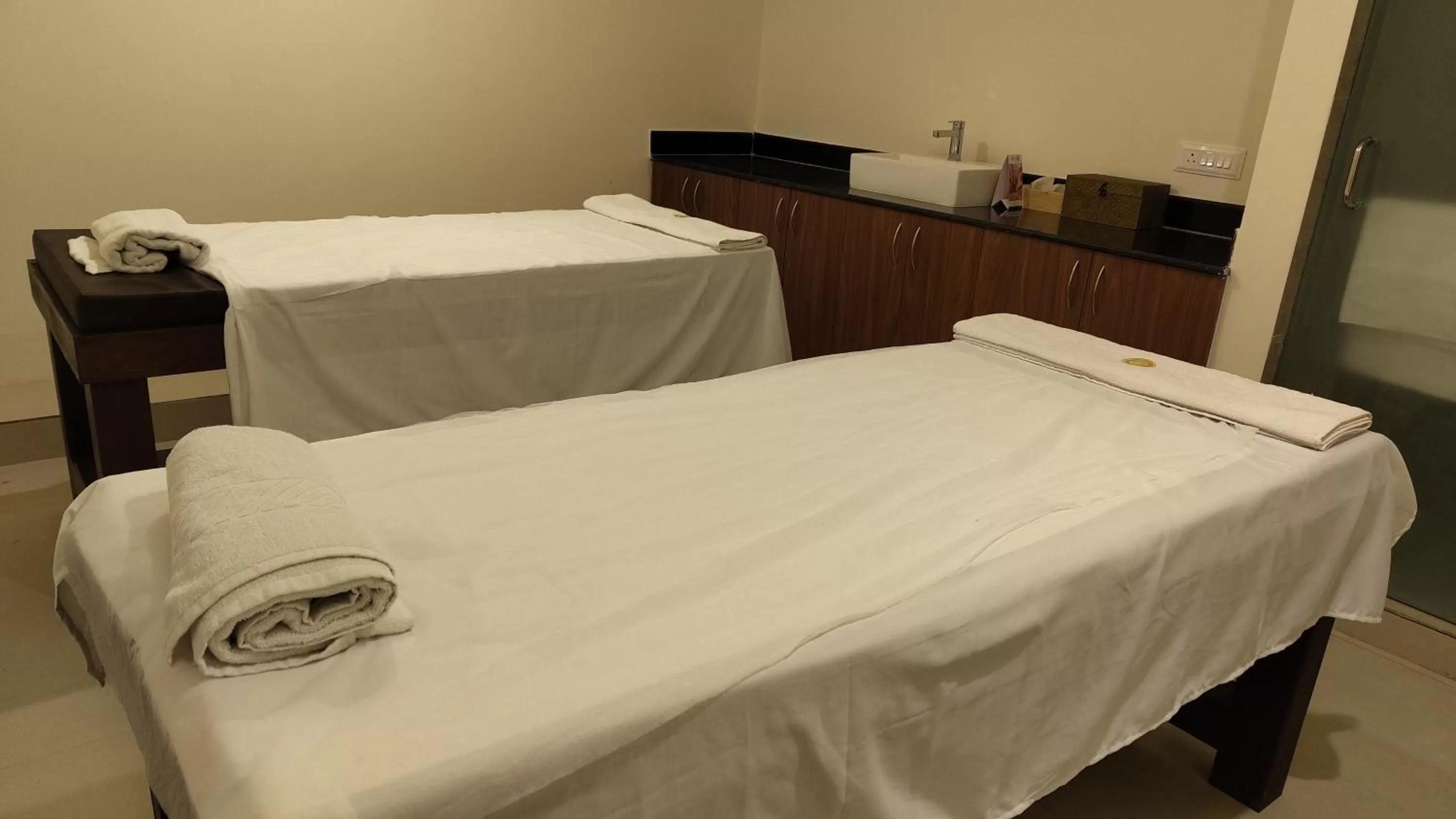 Spa and wellness centre/facilities, Bed in Manjeera Premiere