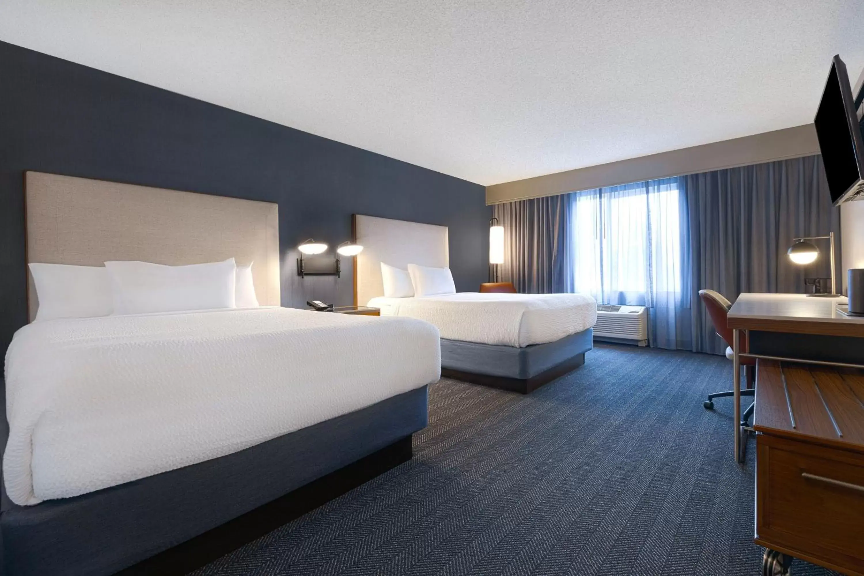 Photo of the whole room, Bed in Courtyard by Marriott Portland Southeast/Clackamas