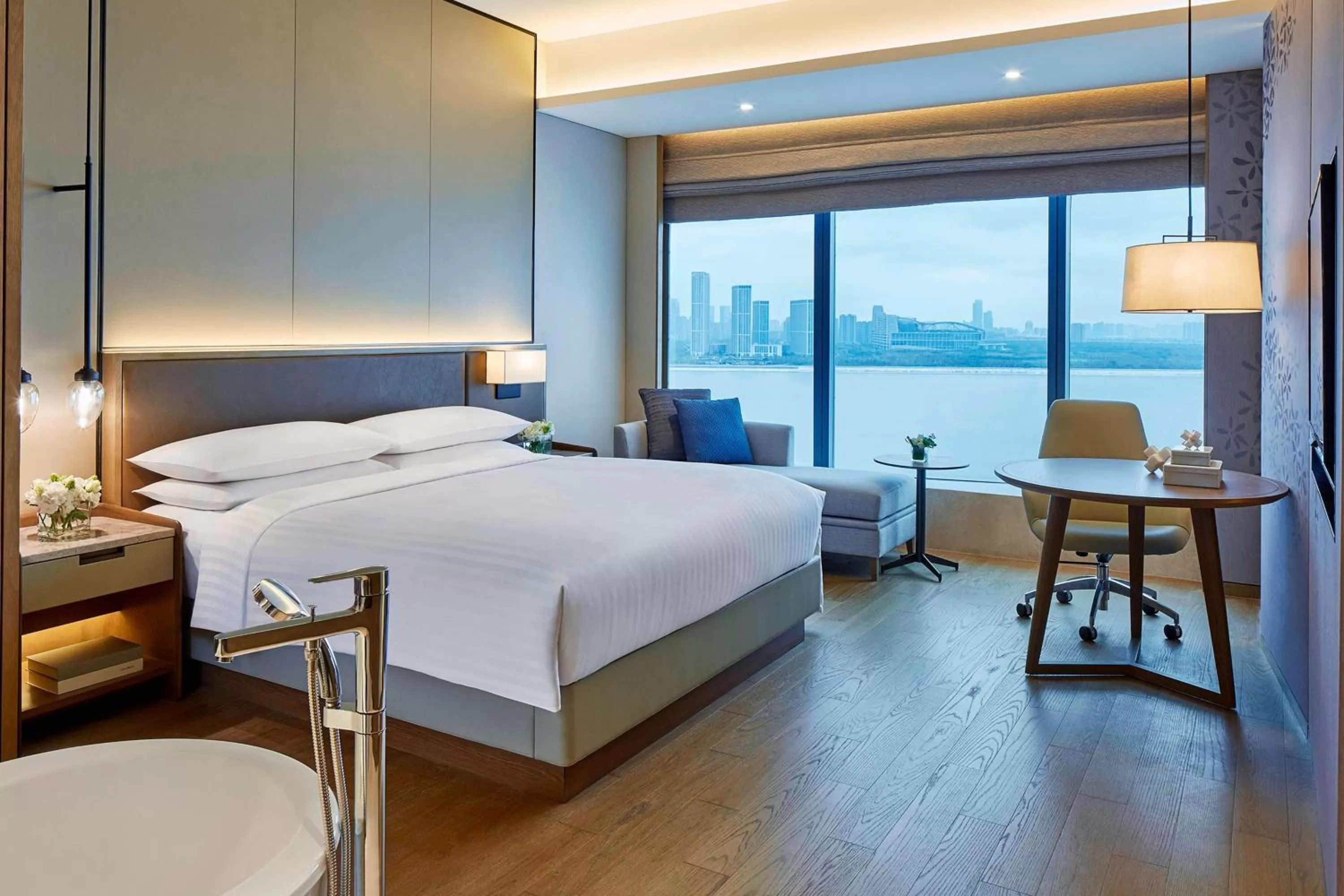 Photo of the whole room, Bed in Hangzhou Marriott Hotel Qianjiang