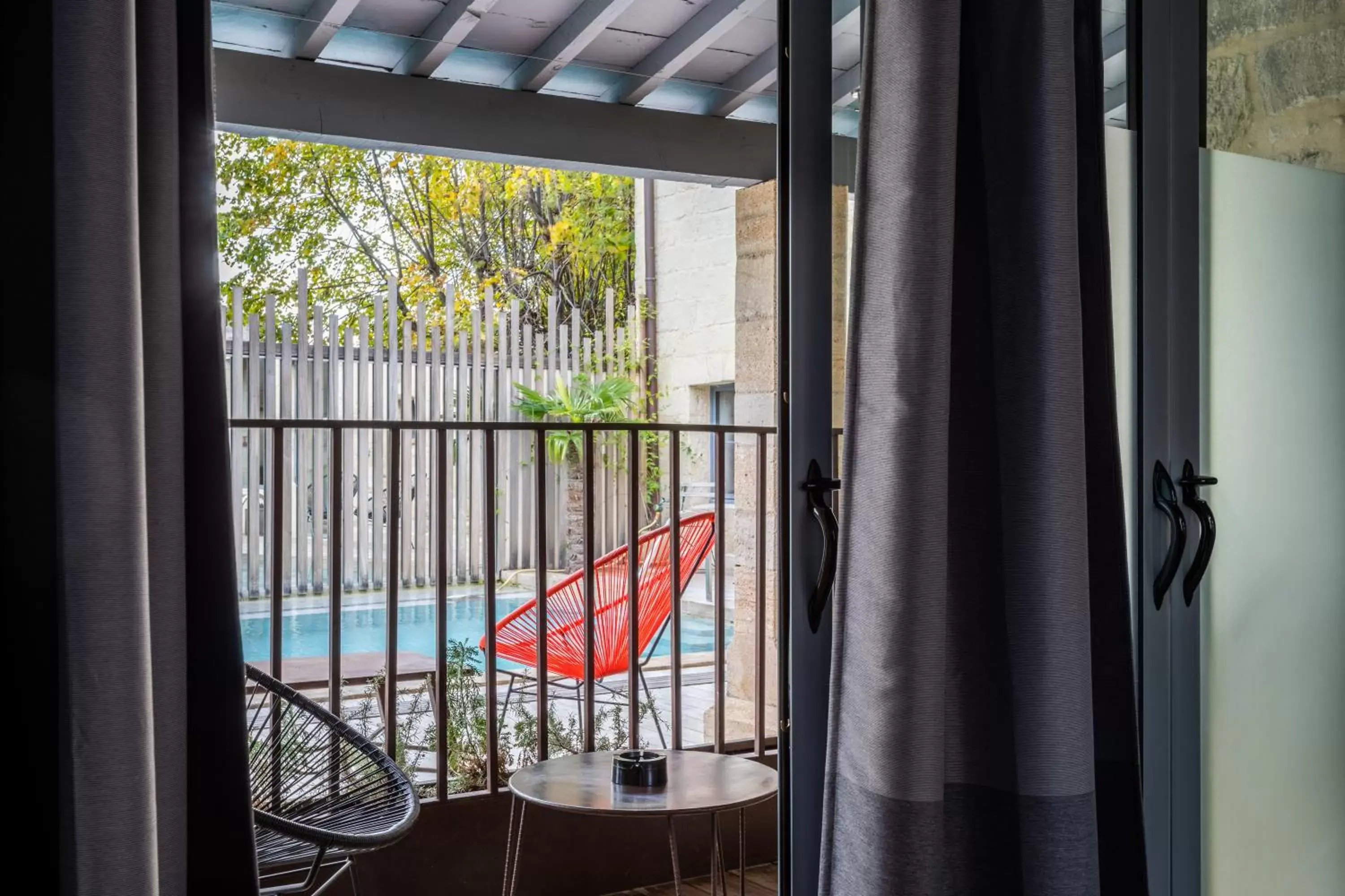 Balcony/Terrace, Pool View in Boutique Hôtel Entraigues