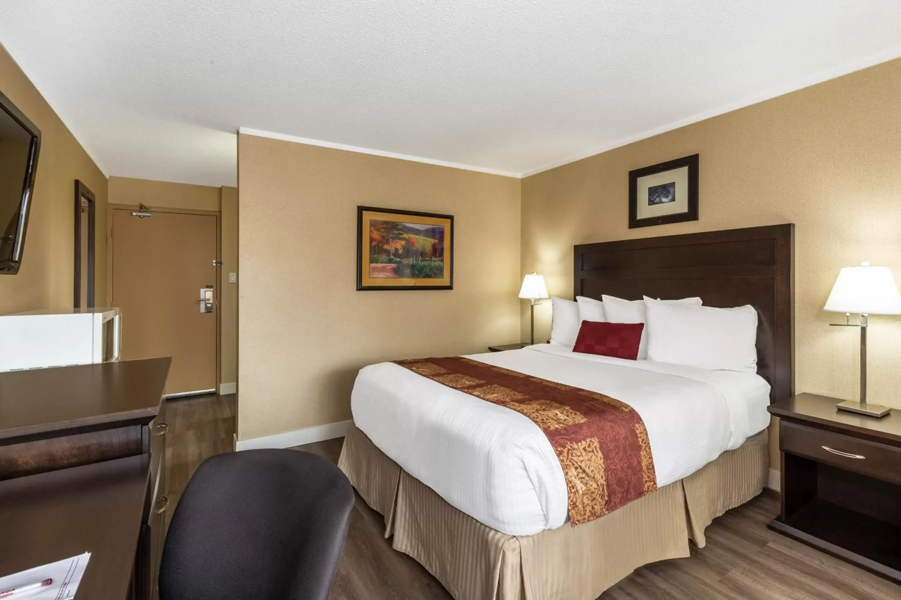 Photo of the whole room, Bed in Ramada by Wyndham Coquitlam