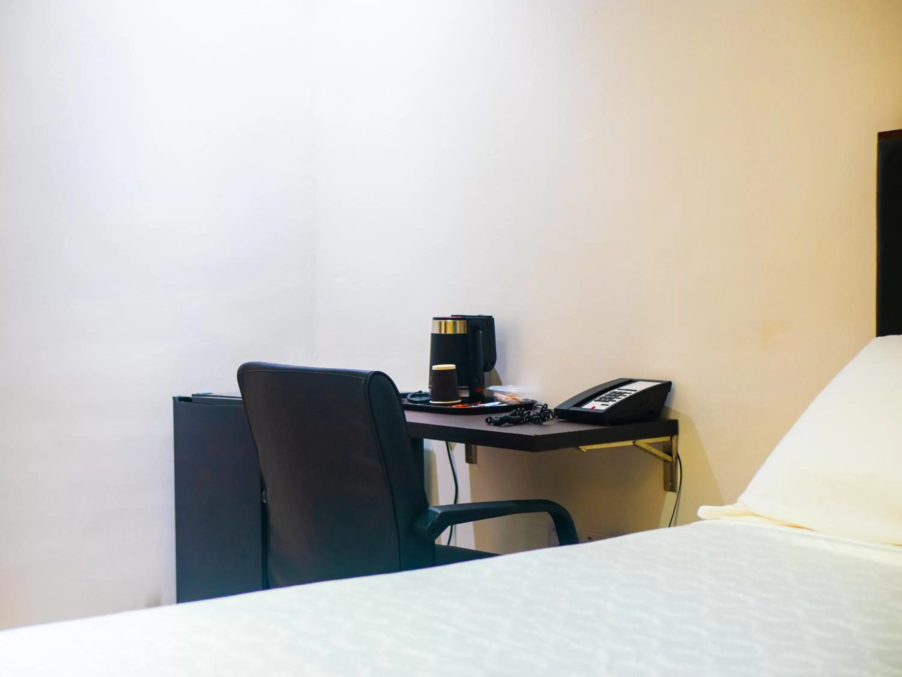 Seating area, Bed in KoKo Palm Inn LTD