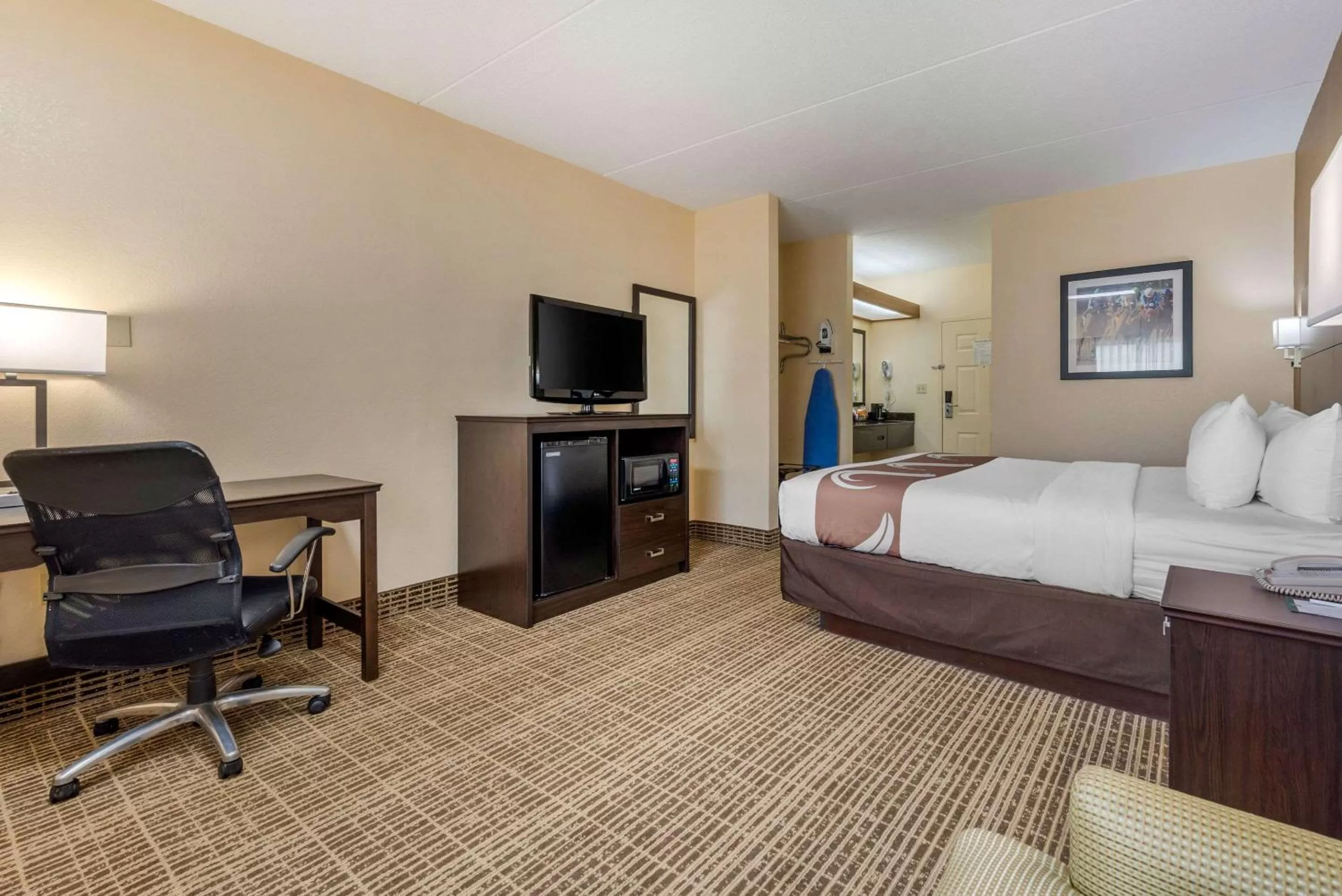 Bedroom, TV/Entertainment Center in Quality Inn Louisville