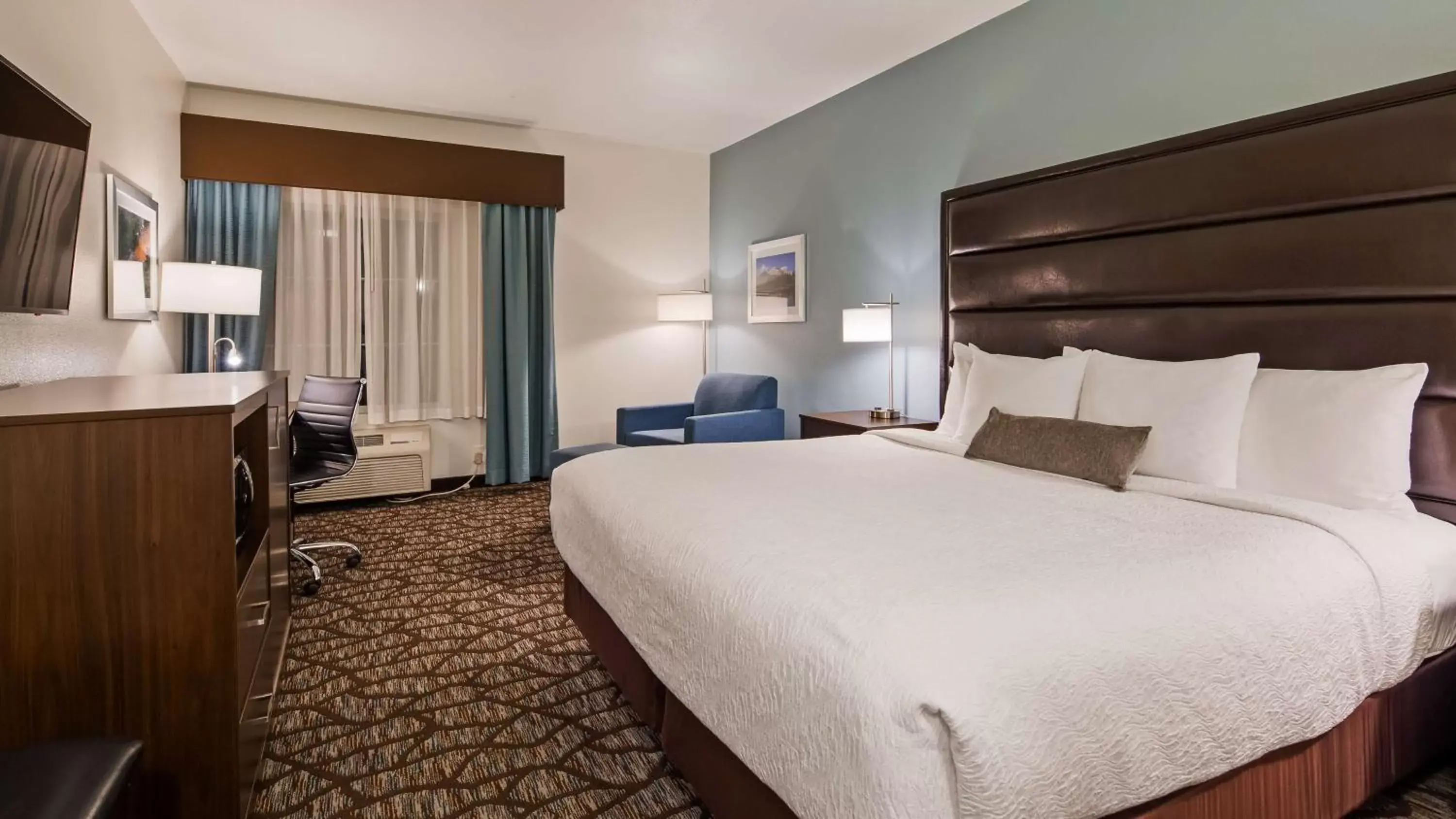 Photo of the whole room, Bed in Best Western Crater Lake Highway White City/Medford