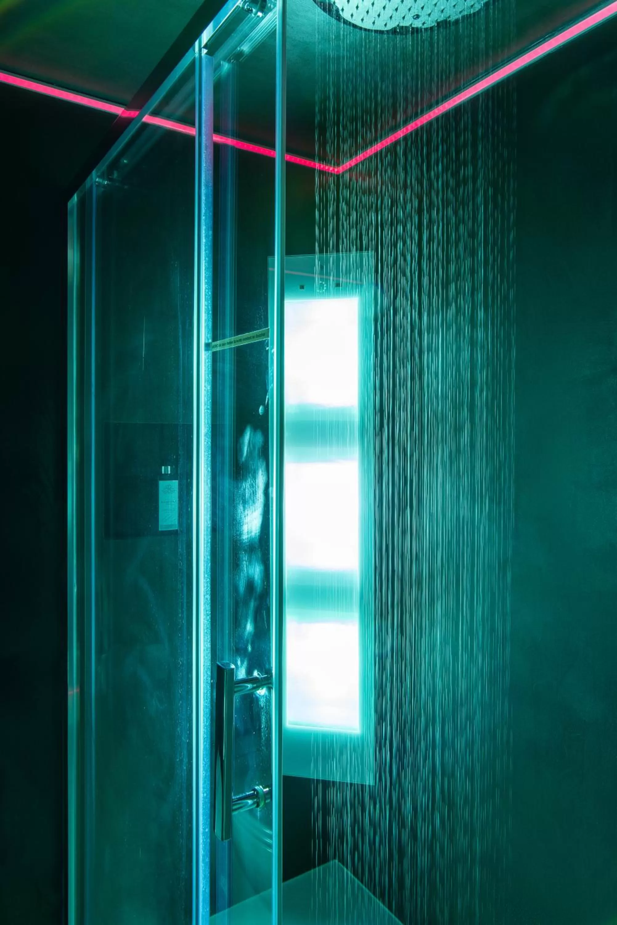 Shower in TOWNHOUSE TROUVILLE - Appart'Hotel & Studios