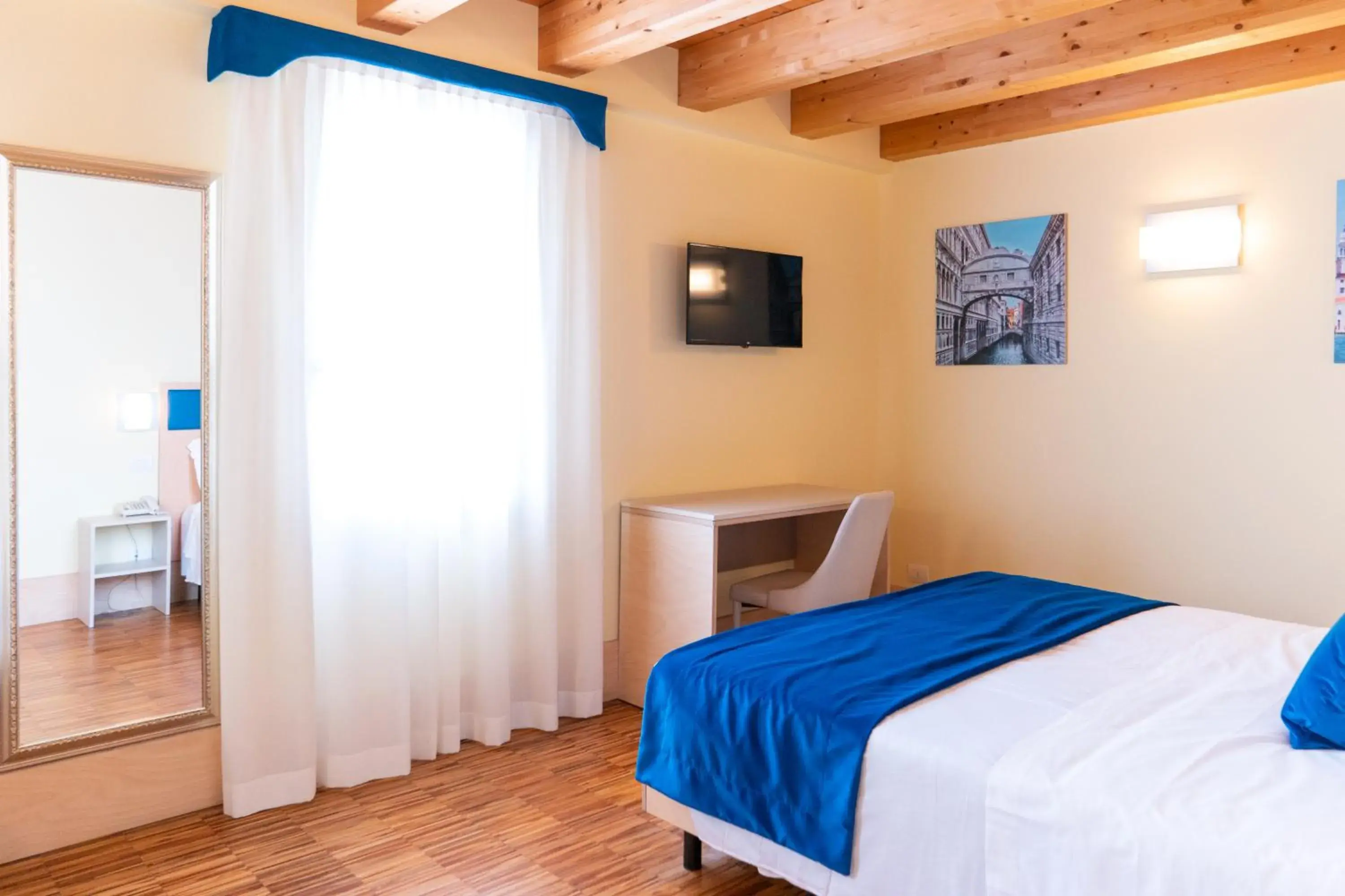 Bedroom, Bed in Hotel Autoespresso Venice - Atika & Atif Bedroom, Bed in Hotel Autoespresso Venice - Atika & Atif