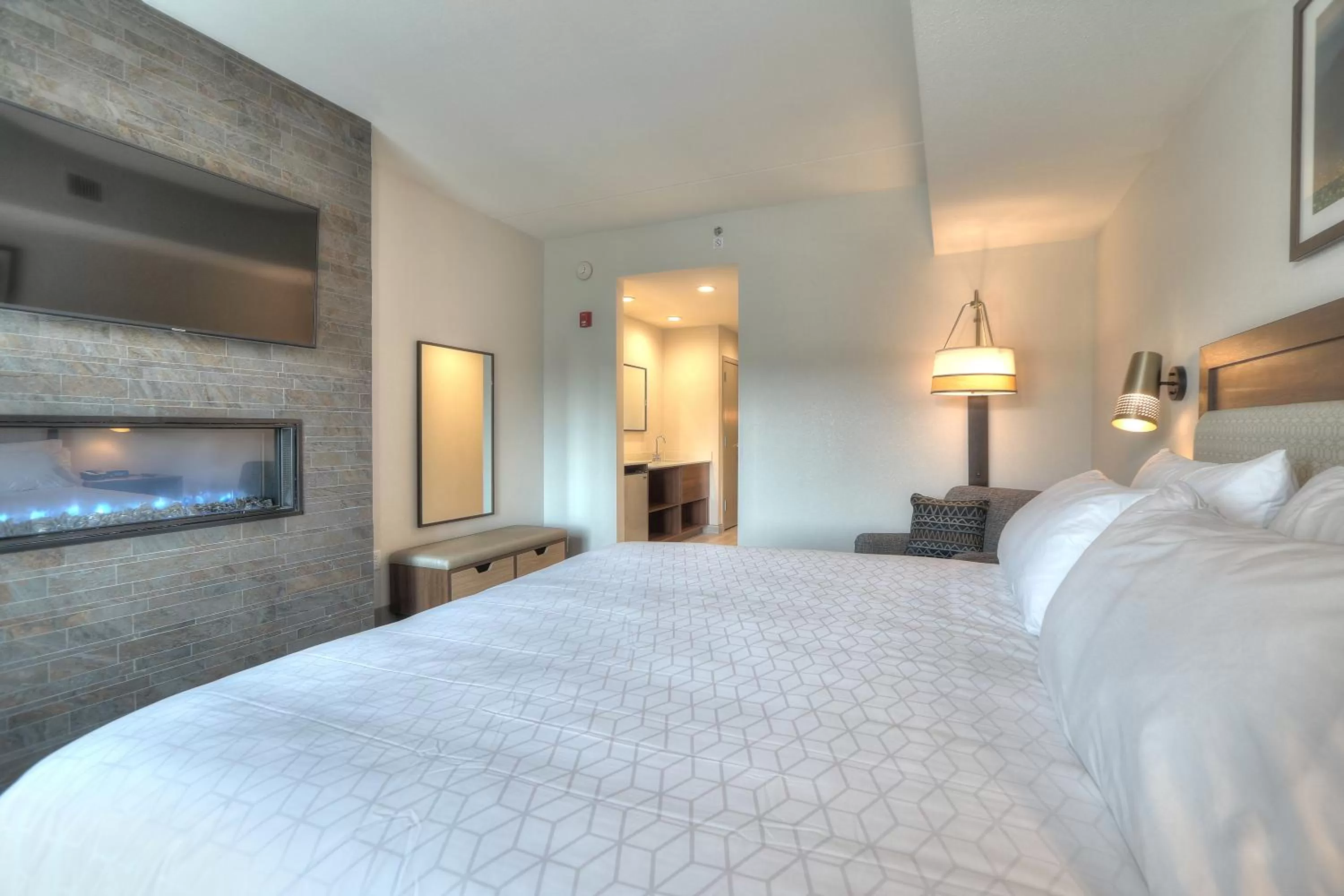 flat iron, Bed in Holiday Inn & Suites Pigeon Forge Convention Center by IHG