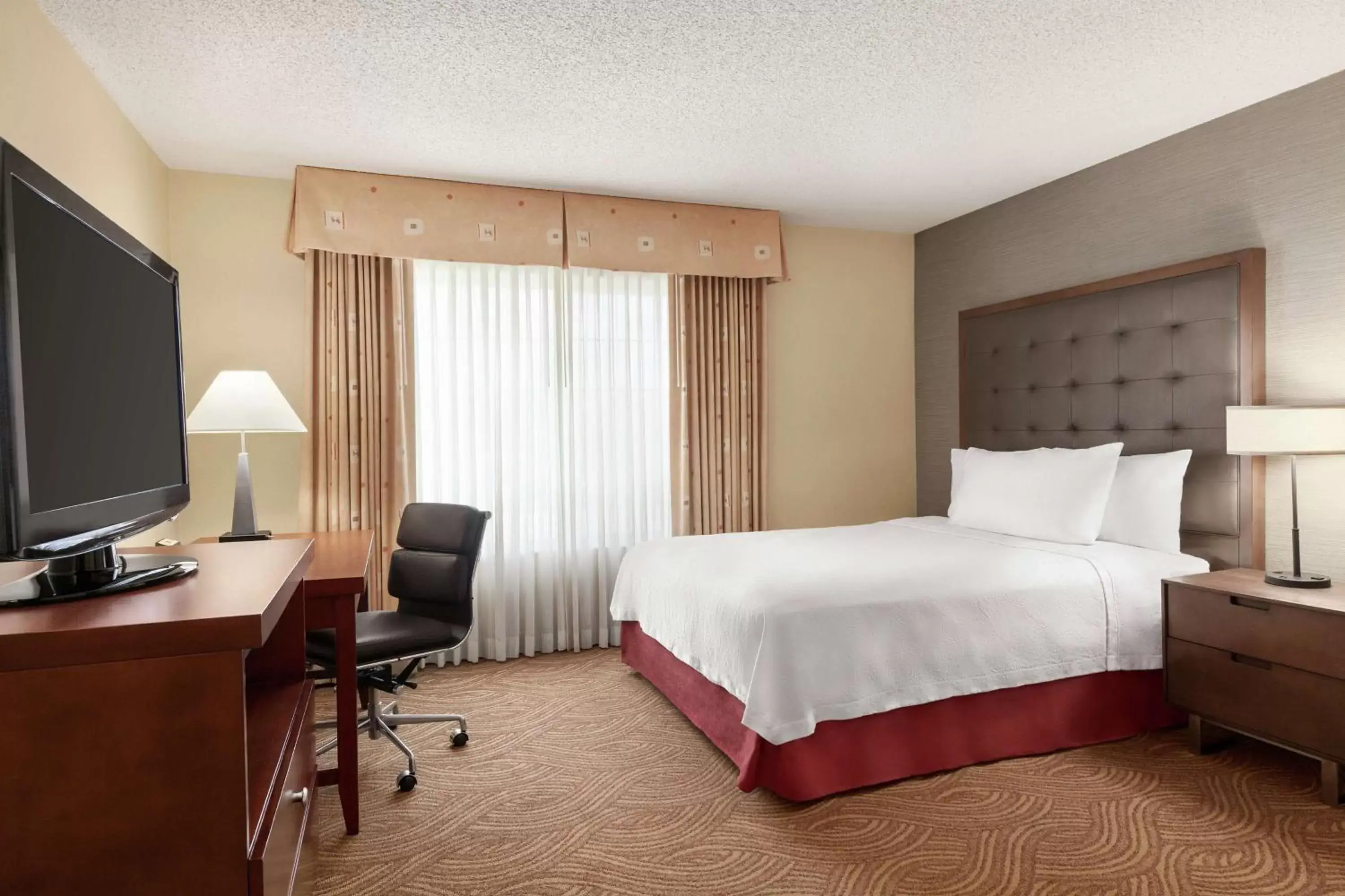 Bedroom, Bed in Homewood Suites by Hilton - Oakland Waterfront