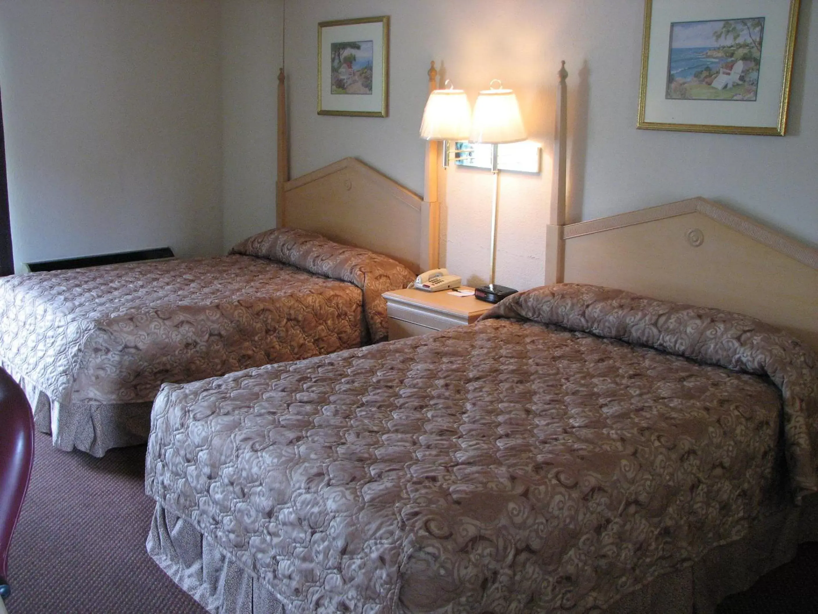 Bed in Canterbury Inn & Suites