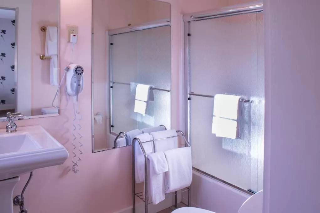 Bathroom in Franconia Inn