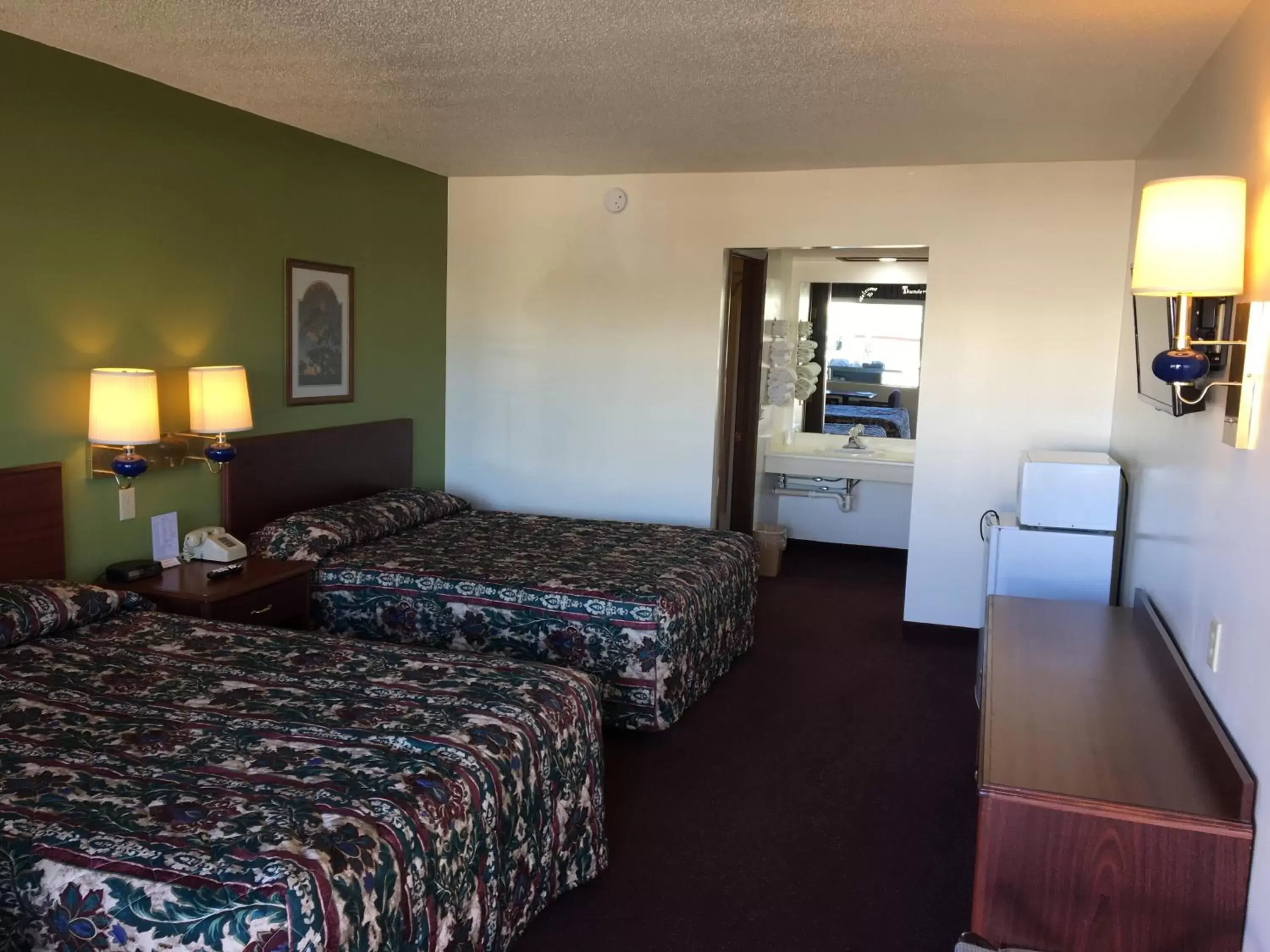 Photo of the whole room, Bed in Thunderbird Motor Inn