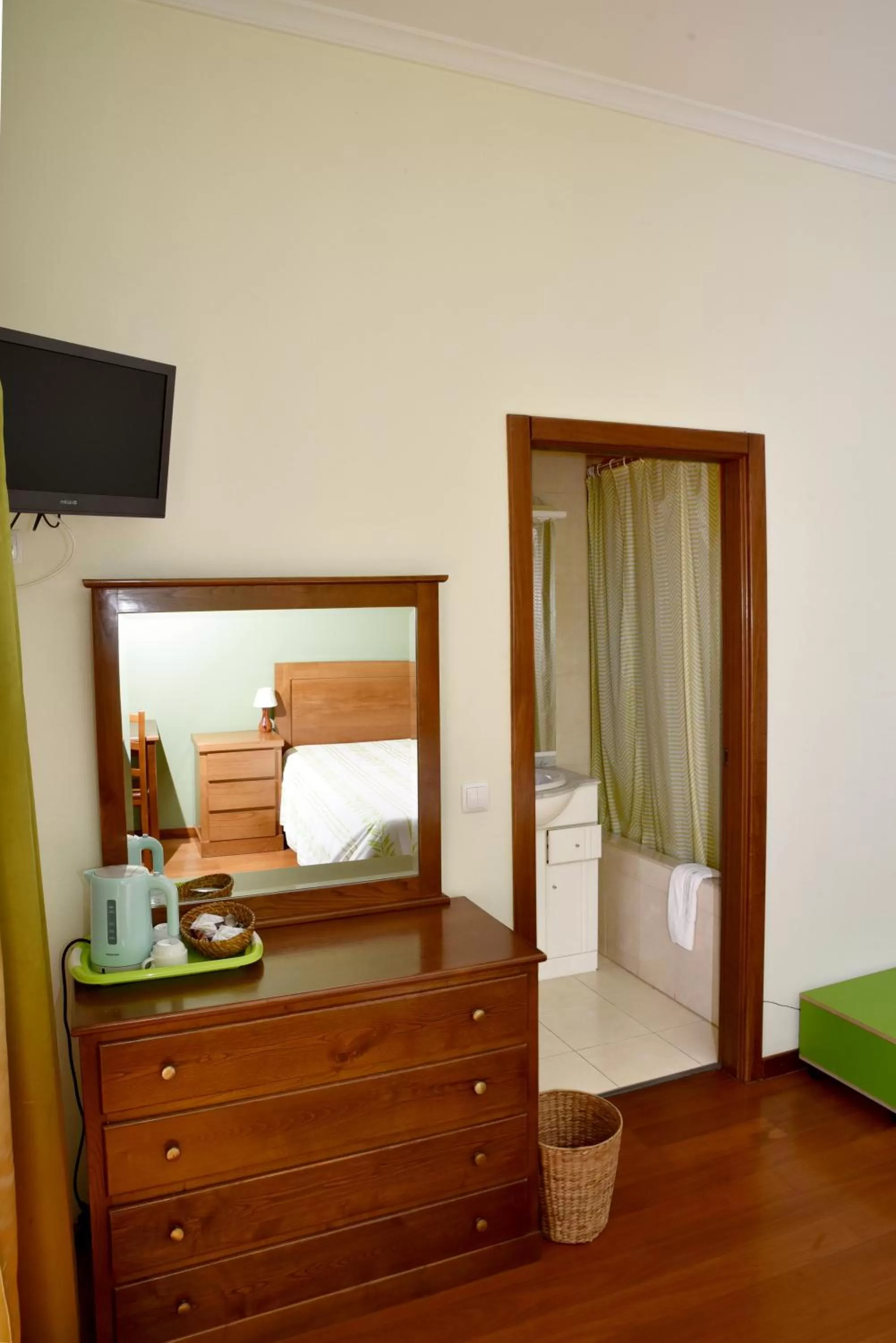 Coffee/tea facilities, TV/Entertainment Center in Quinta da Seixeda