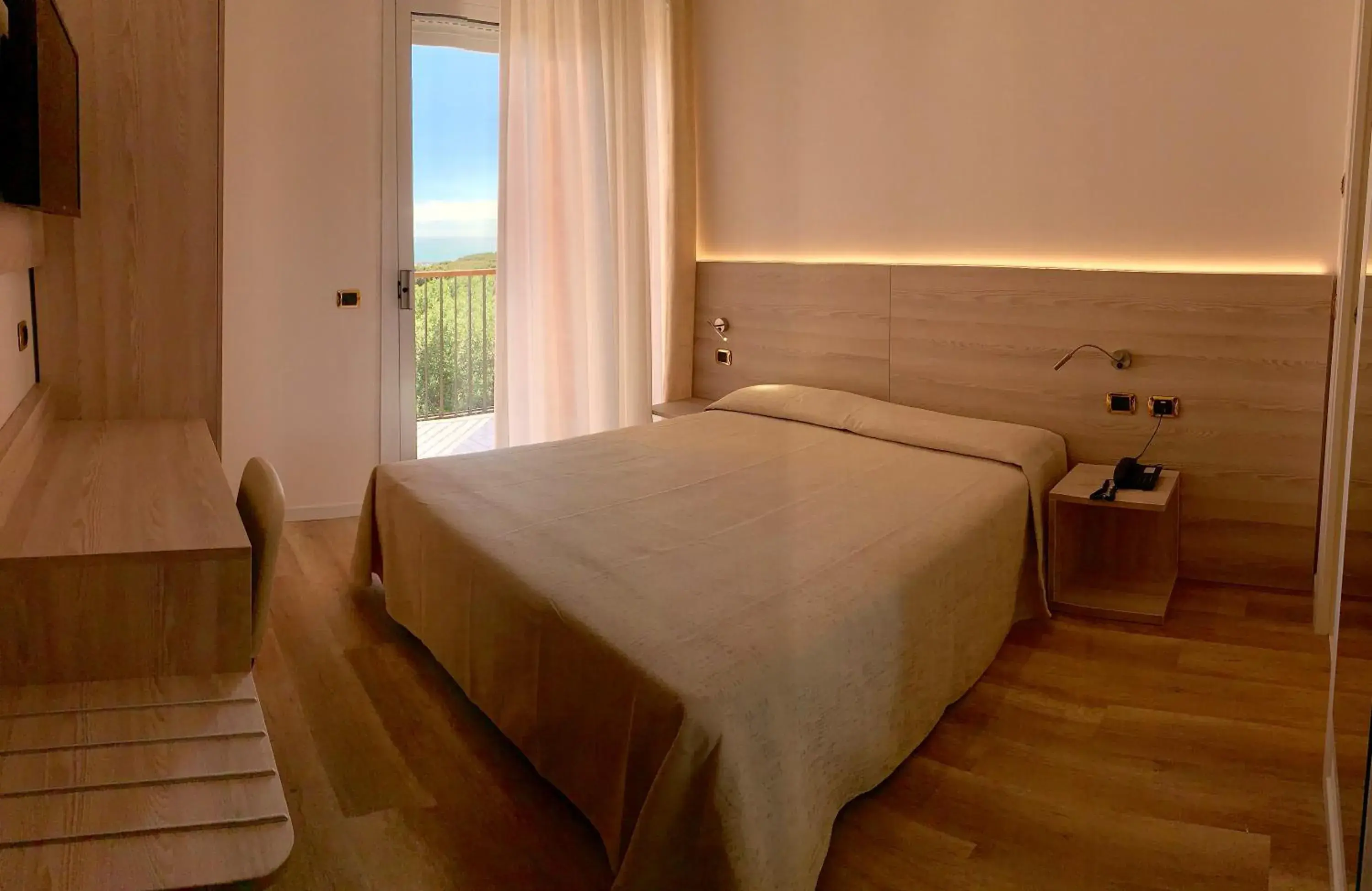 Bedroom, Bed in Hotel Beau Rivage Pineta