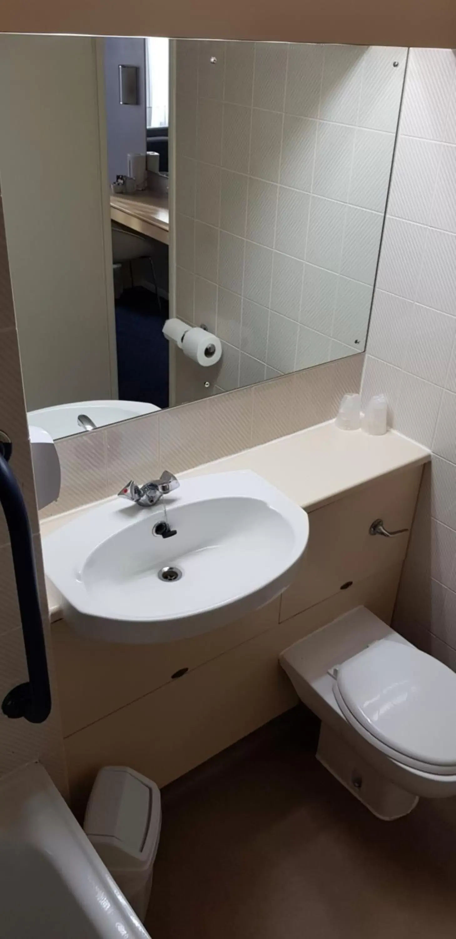 Toilet, Bathroom in Redwings Lodge Dunstable