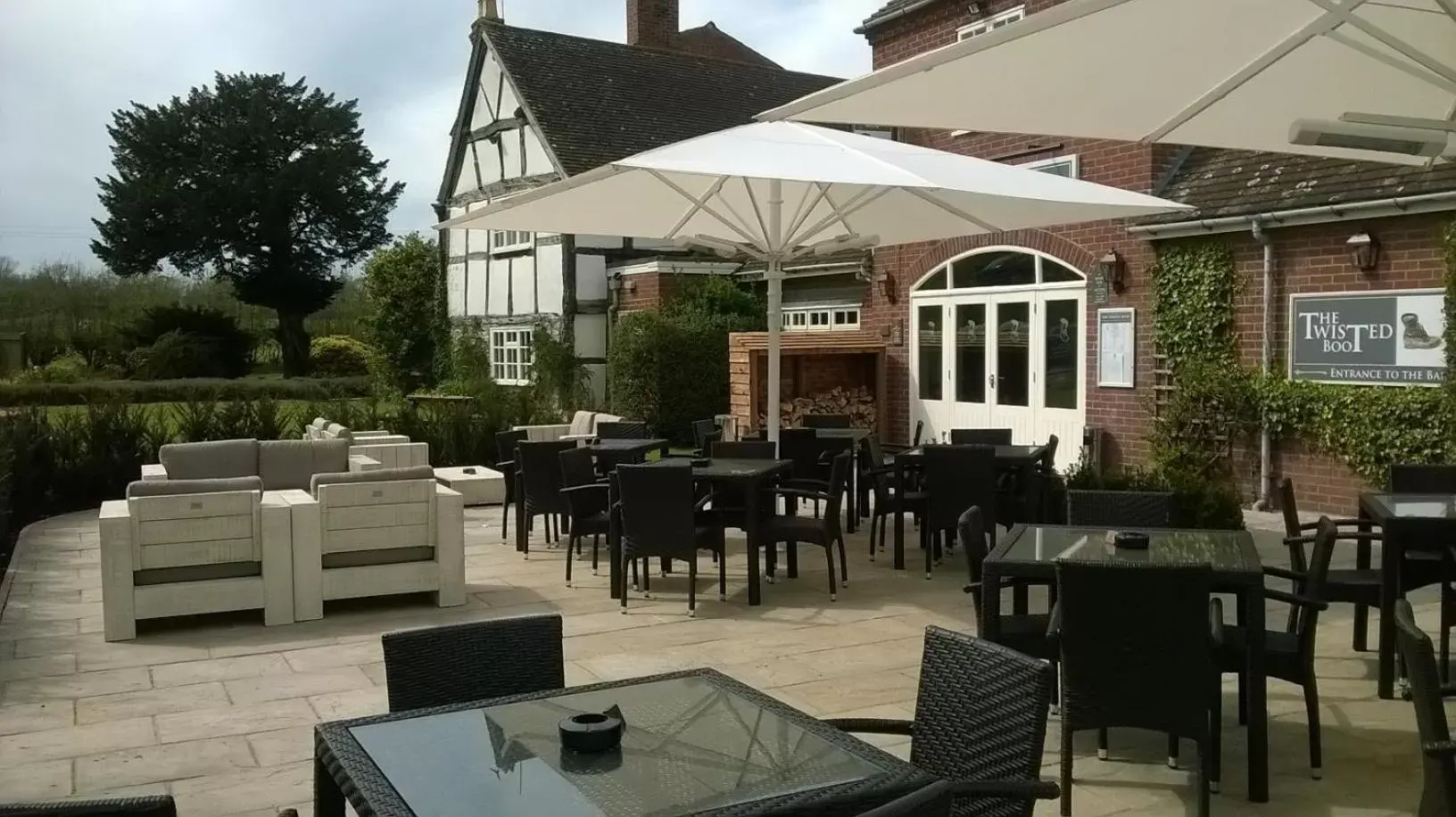 Patio in Kings Court Hotel
