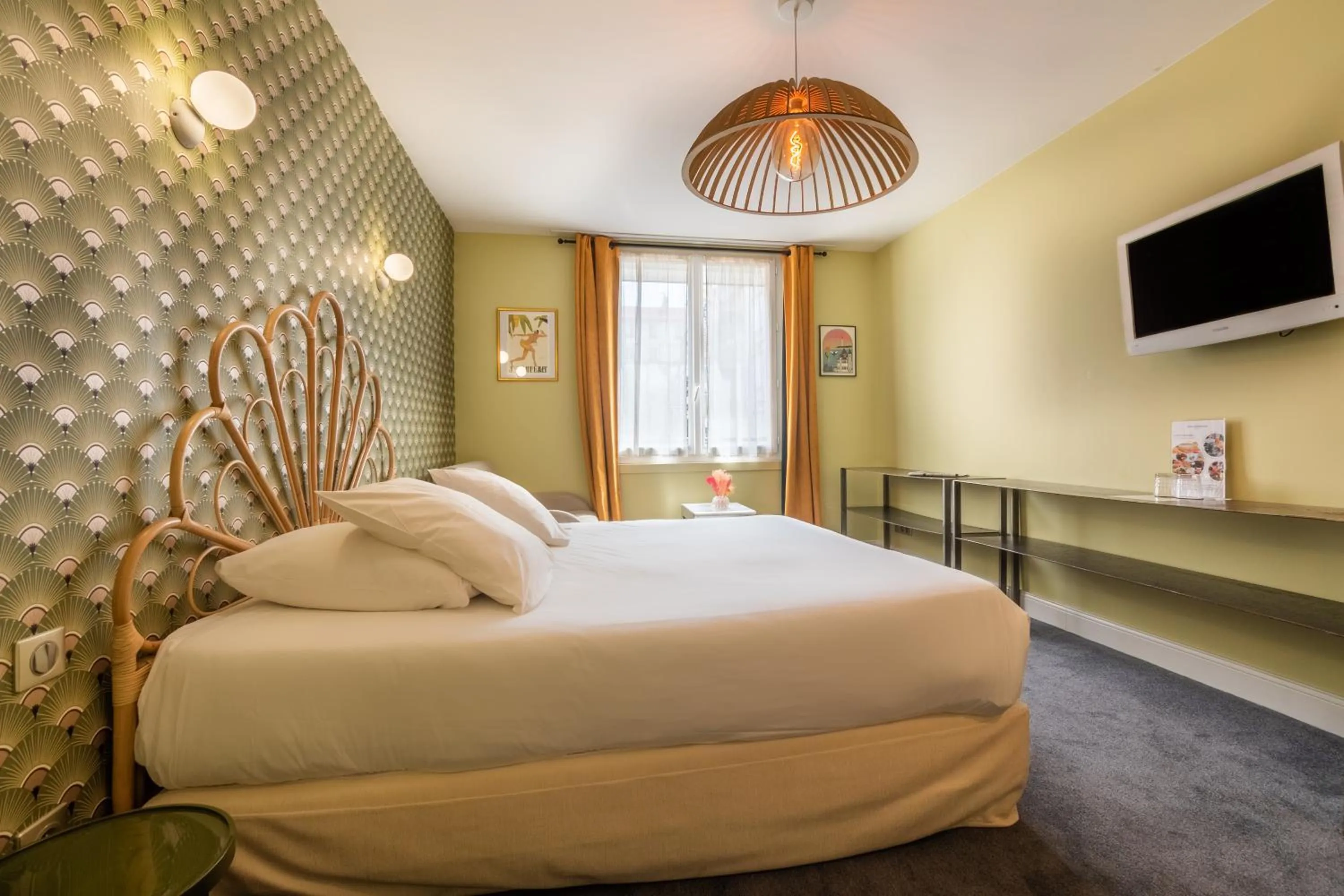 Bed in Hôtel Cosmopolitain