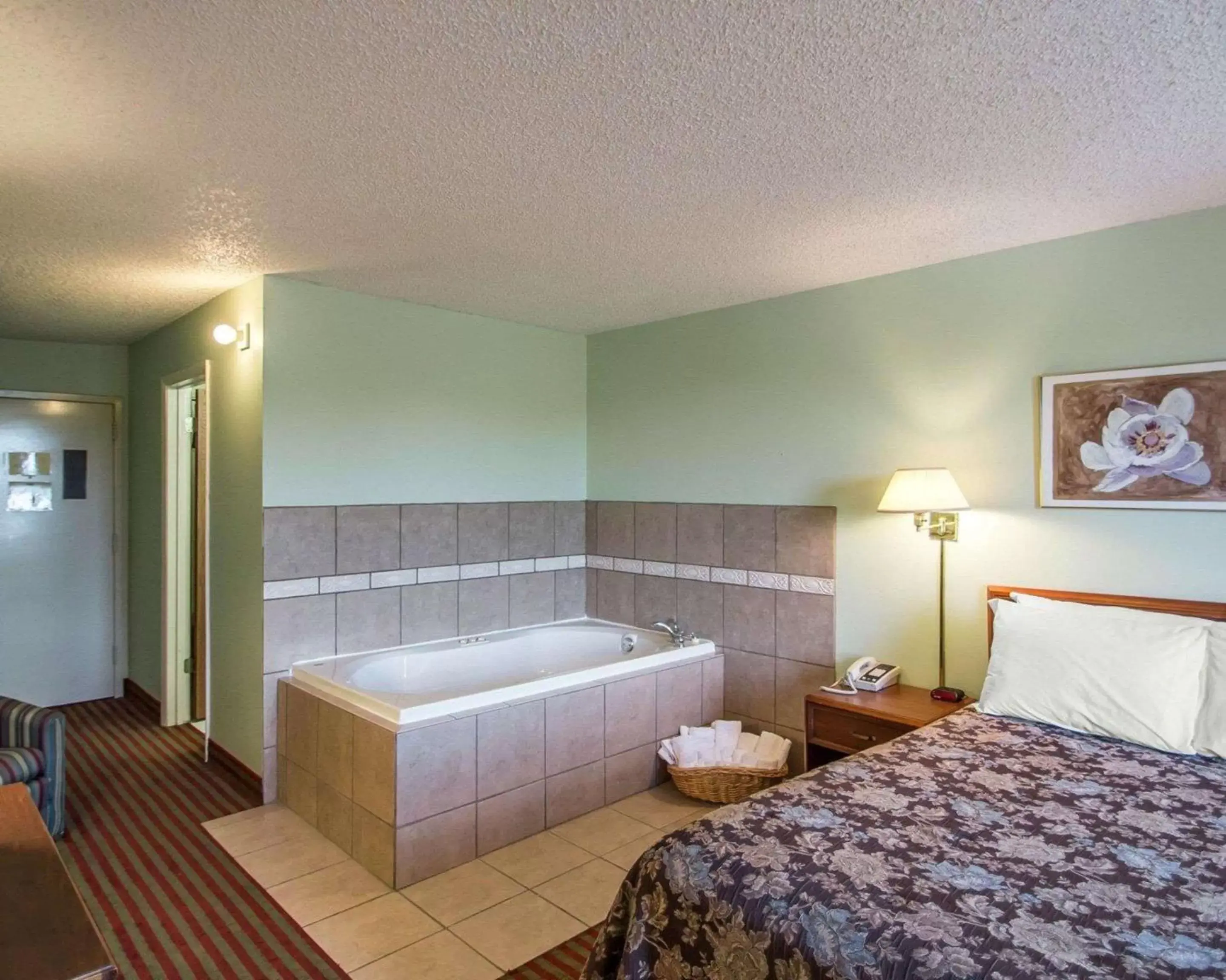 Photo of the whole room, Bed in Rodeway Inn Lakeville