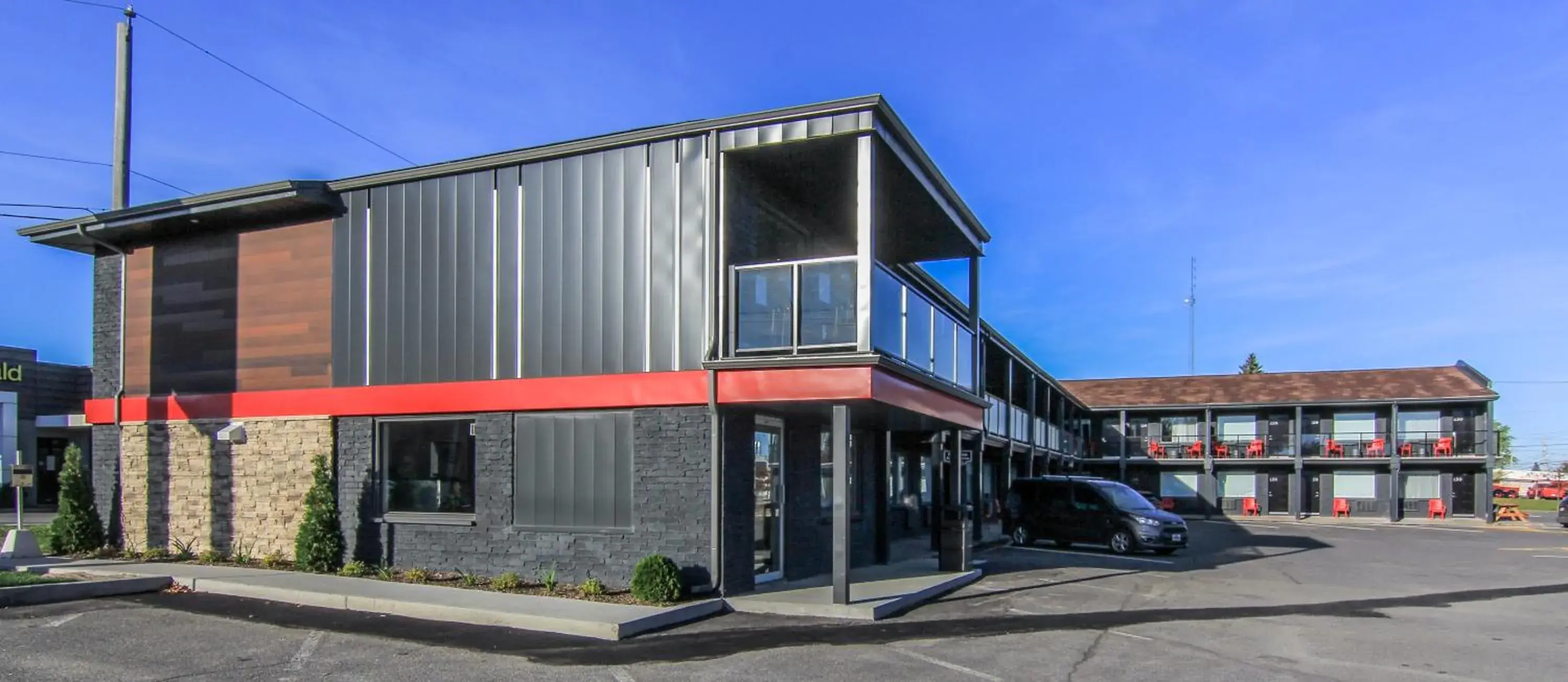 Property Building in Motel L'Avenue du Pont