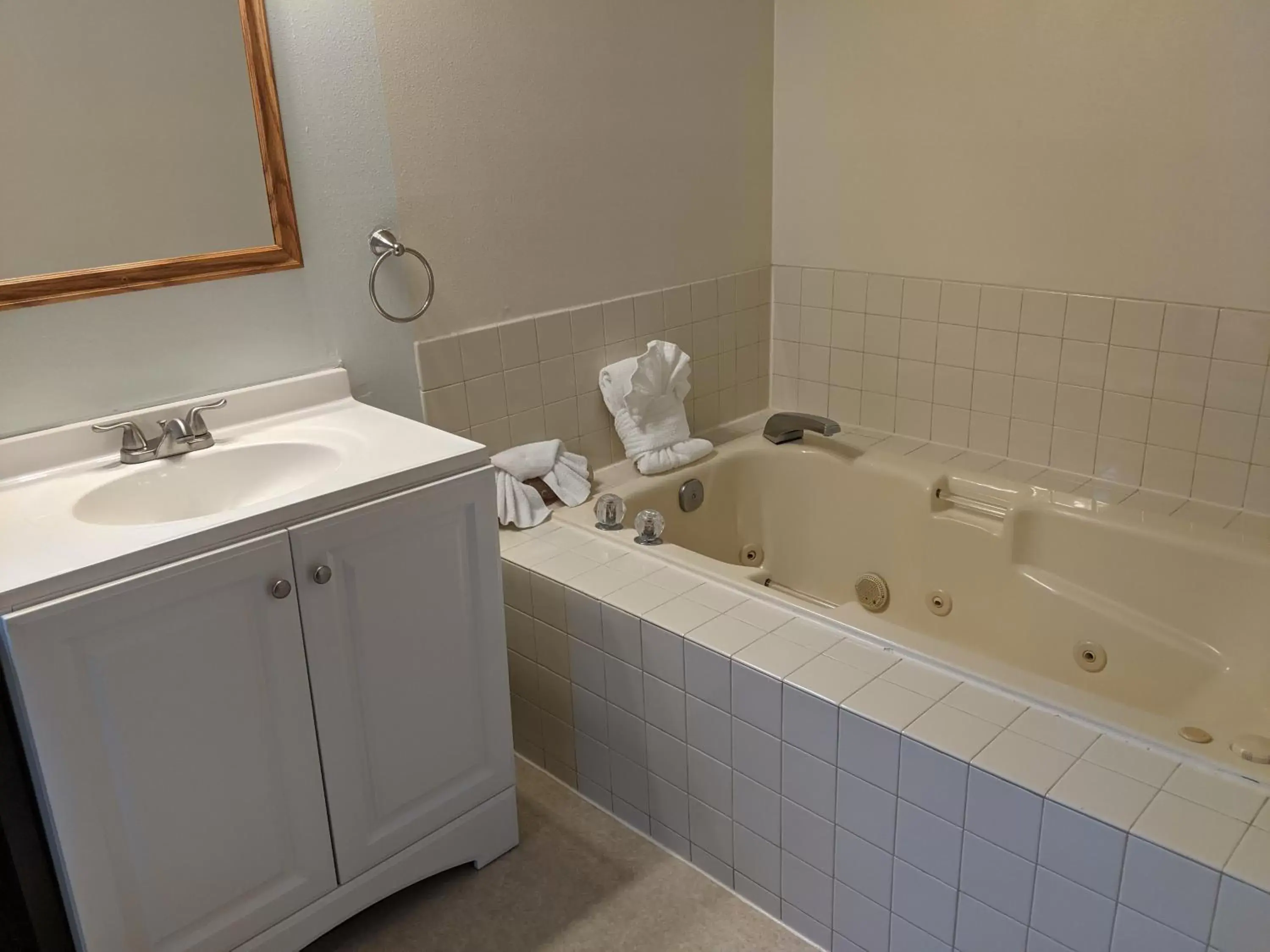 Bath, Bathroom in Hillcrest Inn