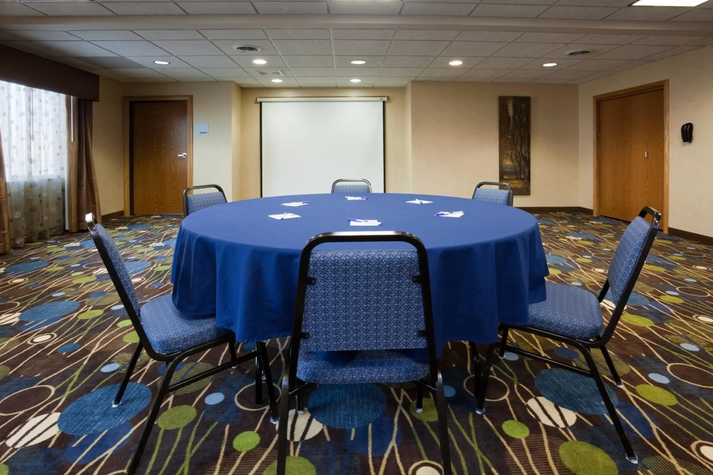 Meeting/conference room in Holiday Inn Express Hotel & Suites Antigo, an IHG Hotel