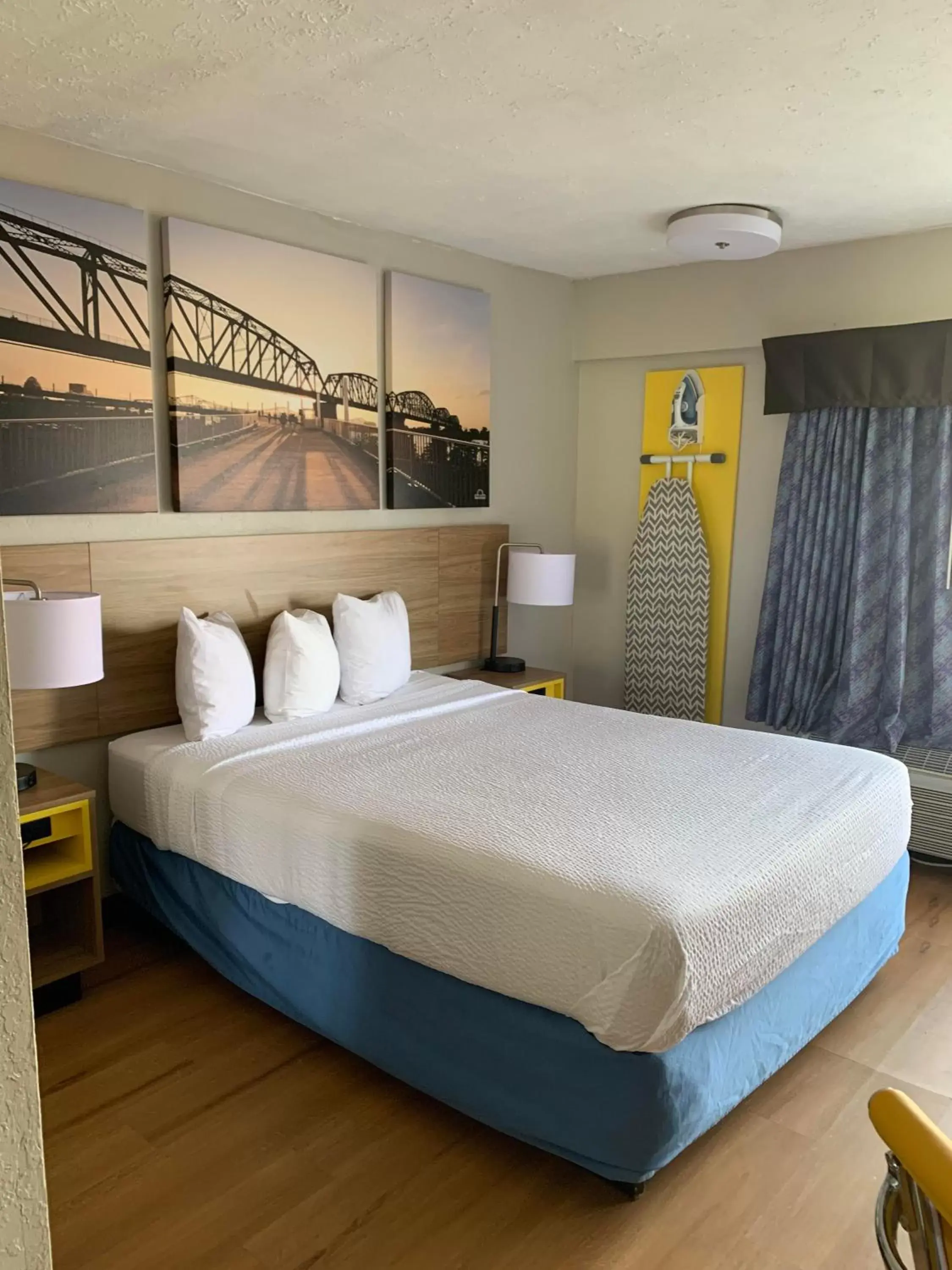 Bed in Days Inn by Wyndham Louisville Airport Fair and Expo Center