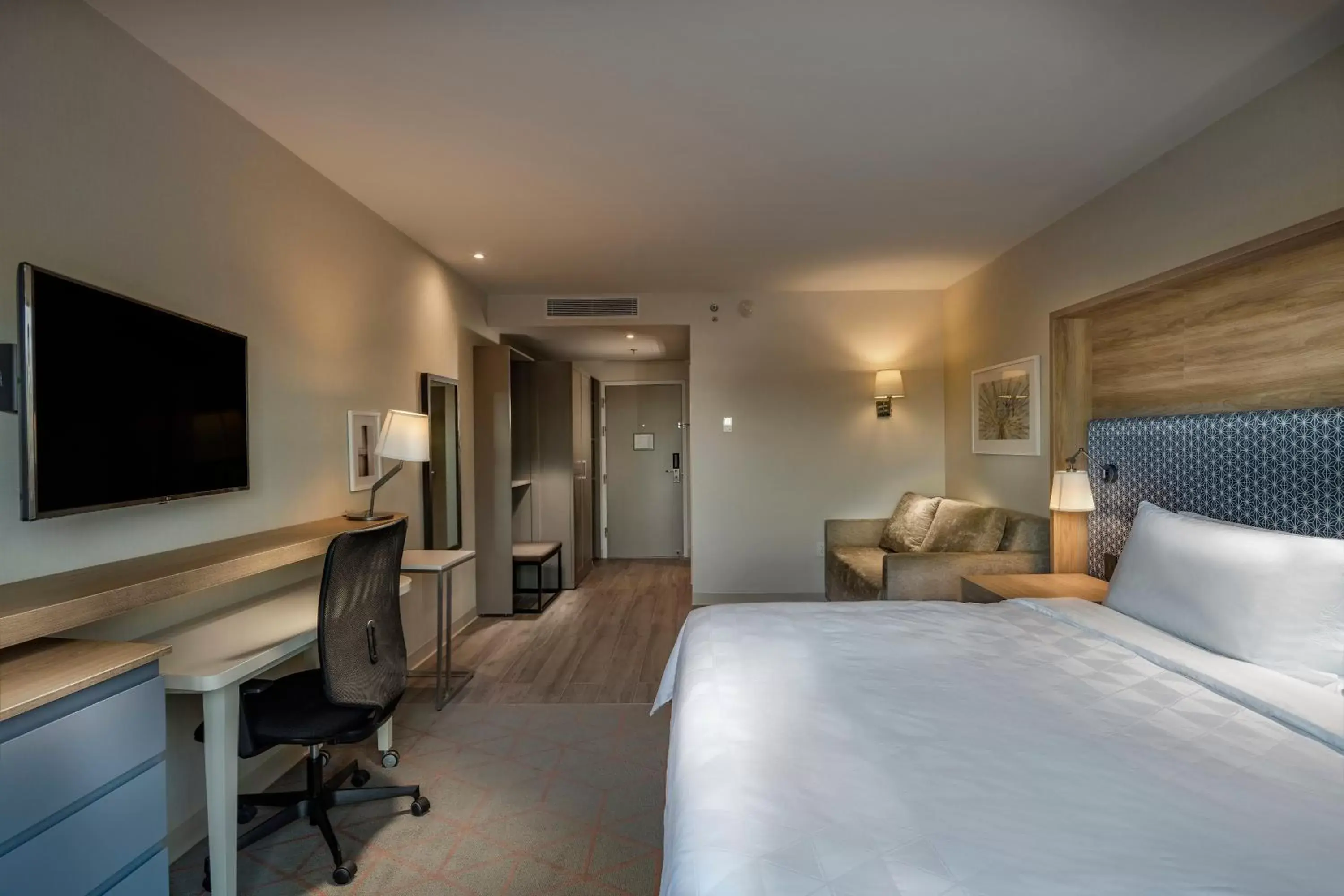 Bedroom, TV/Entertainment Center in Holiday Inn & Suites - Aguascalientes, an IHG Hotel