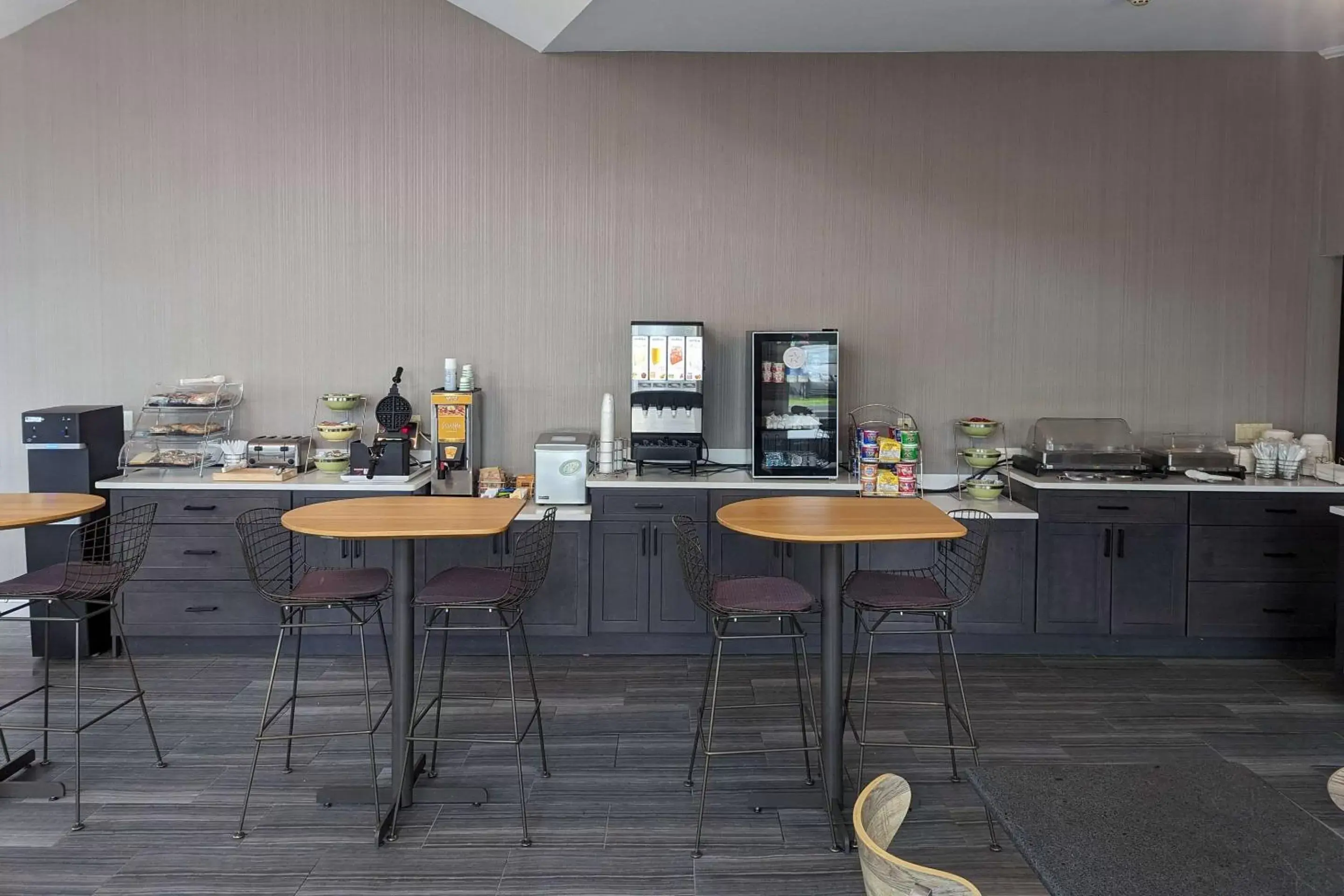 Breakfast in Quality Inn & Suites Northampton - Amherst Breakfast in Quality Inn & Suites Northampton - Amherst