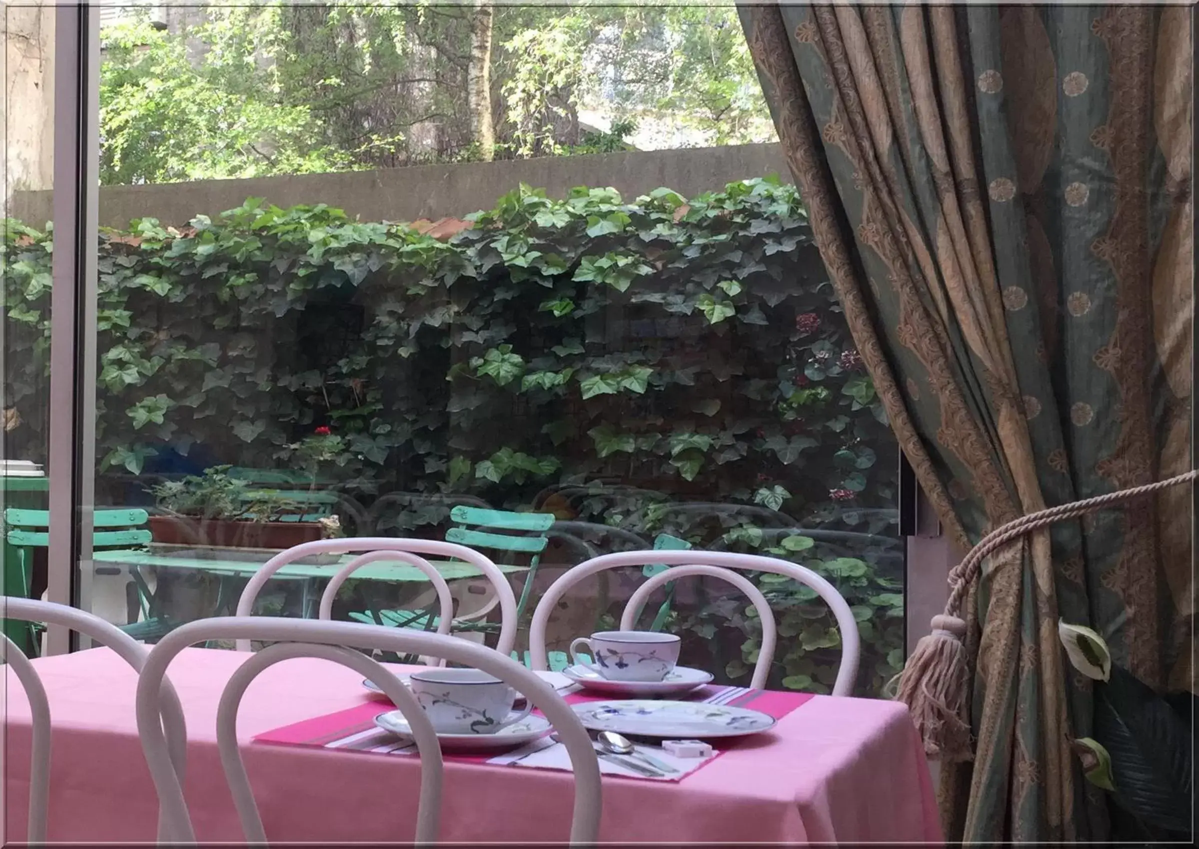 Garden view, Restaurant/Places to Eat in Hotel Le Clos d'Alésia